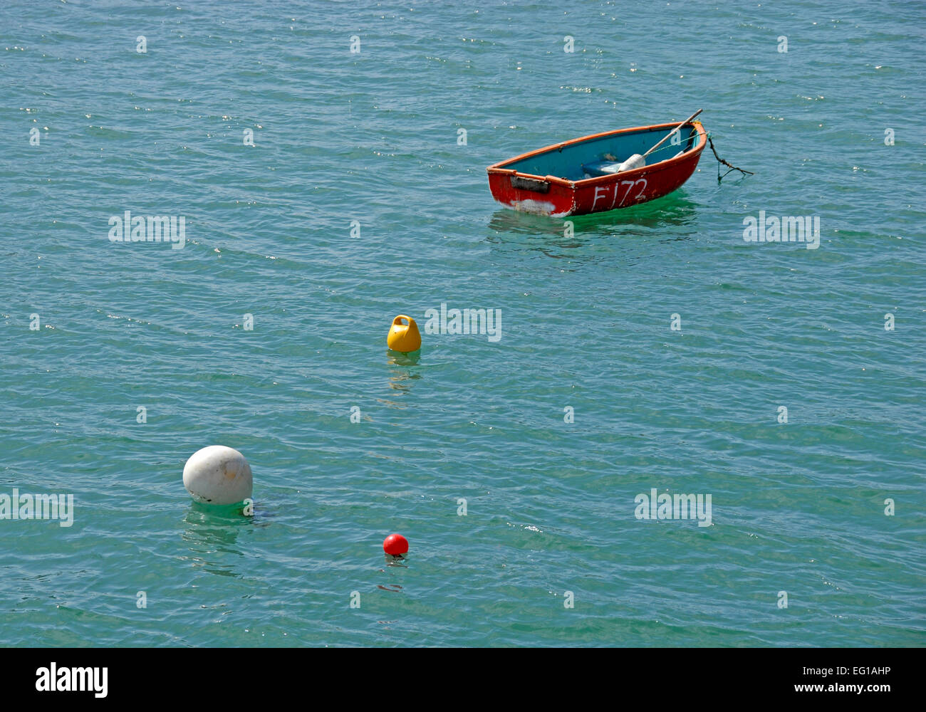 Kleines Boot vertäut im ruhigen Wasser, Portsmouth, England Stockfoto