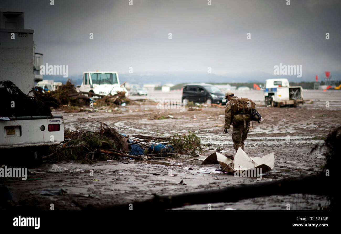Ein Pararescueman mit der 320th spezielle Taktik-Staffel sucht die Trümmer auf Sendai Flughafen, auf der Suche nach Überlebenden März 16. Staff Sgt Samuel Morse Stockfoto