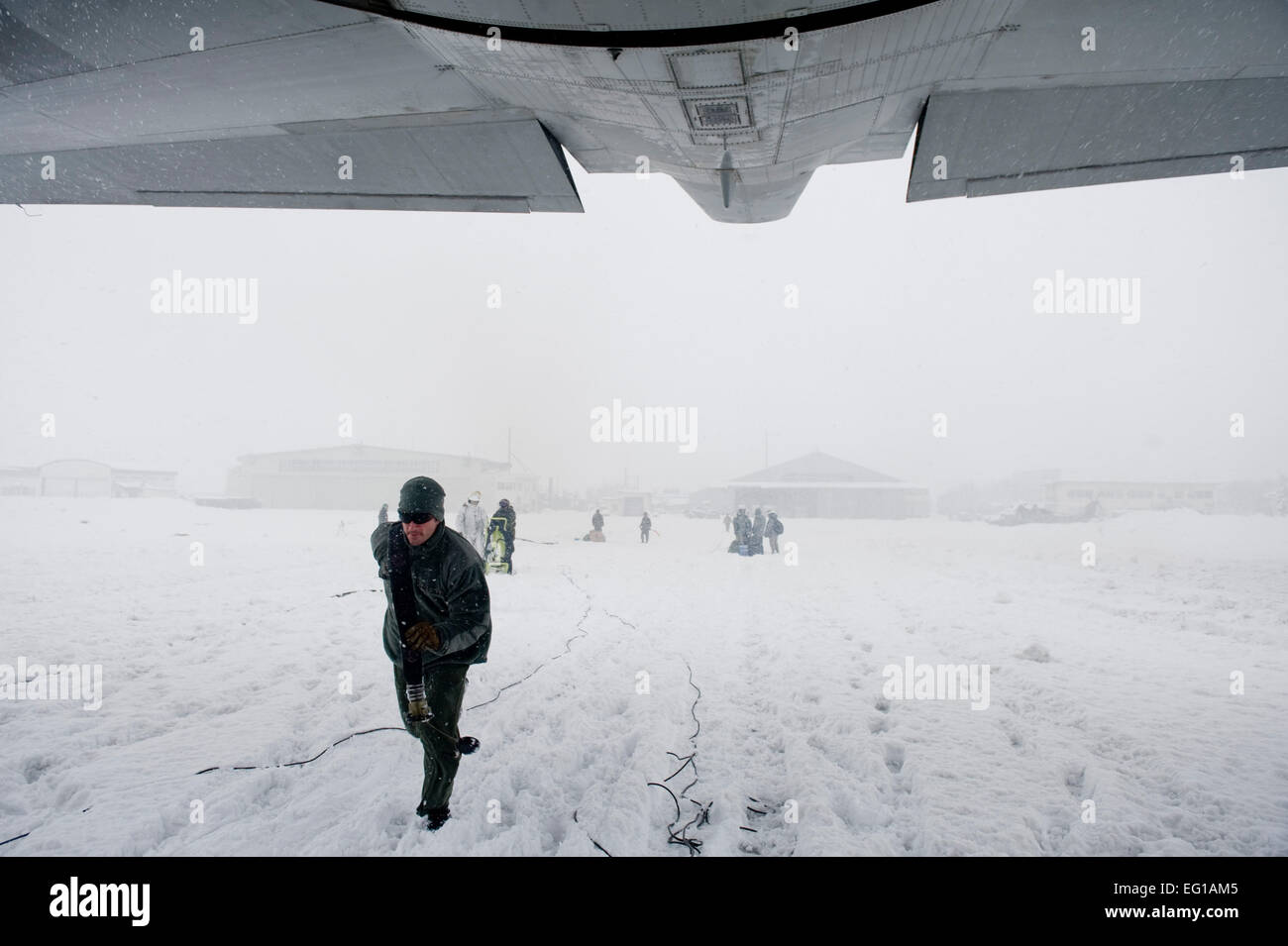 US Air Force Tech Sgt. Paul Hammer, ein 353rd Special Operations Group weiterleiten Bereich tanken Punkt FARP Mitglied, läuft eine Kraftstoffleitung auf ein Flugzeug der US Air Force MC - 130P bekämpfen Schatten am Flughafen Yamagata auf 17. März 2011. Die FARP Mitglieder Nixie MC - 130P und vier Kraftstoff Harnblasen für insgesamt 36.000 Pfund von JP-8 Kraftstoff getankt. FARPs ermöglichen Flugzeuge zu bedienen bei weiteren Entfernungen dadurch, dass das Flugzeug zu tanken, wo kein Kraftstoff in der Regel vorhanden ist. Das FARP-Team ist in der Lage, Kraftstoff, remote und karge Standorte. Die Brennstoffe in Yamagata Flughafen werden für die amerikanischen Streitkräfte verwendet werden Stockfoto