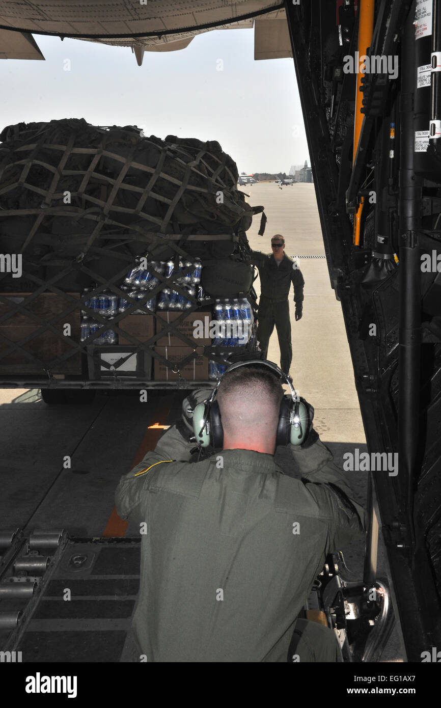 Senior Airman j.t. Mühlen in der Nähe und Staff Sgt Nick Wisnoski, 17. Special Operations Squadron, Kadena Air Base, Japan laden eine Palette auf eine MC-130 Inakuni, Marine Corp Air Station, Japan 19. März 2011. Die 17. SOS war am Inakuni zu transportieren Marines zur Unterstützung der Operation Tomodachi. / Master Sgt. Jeromy K. Cross/freigegeben Stockfoto