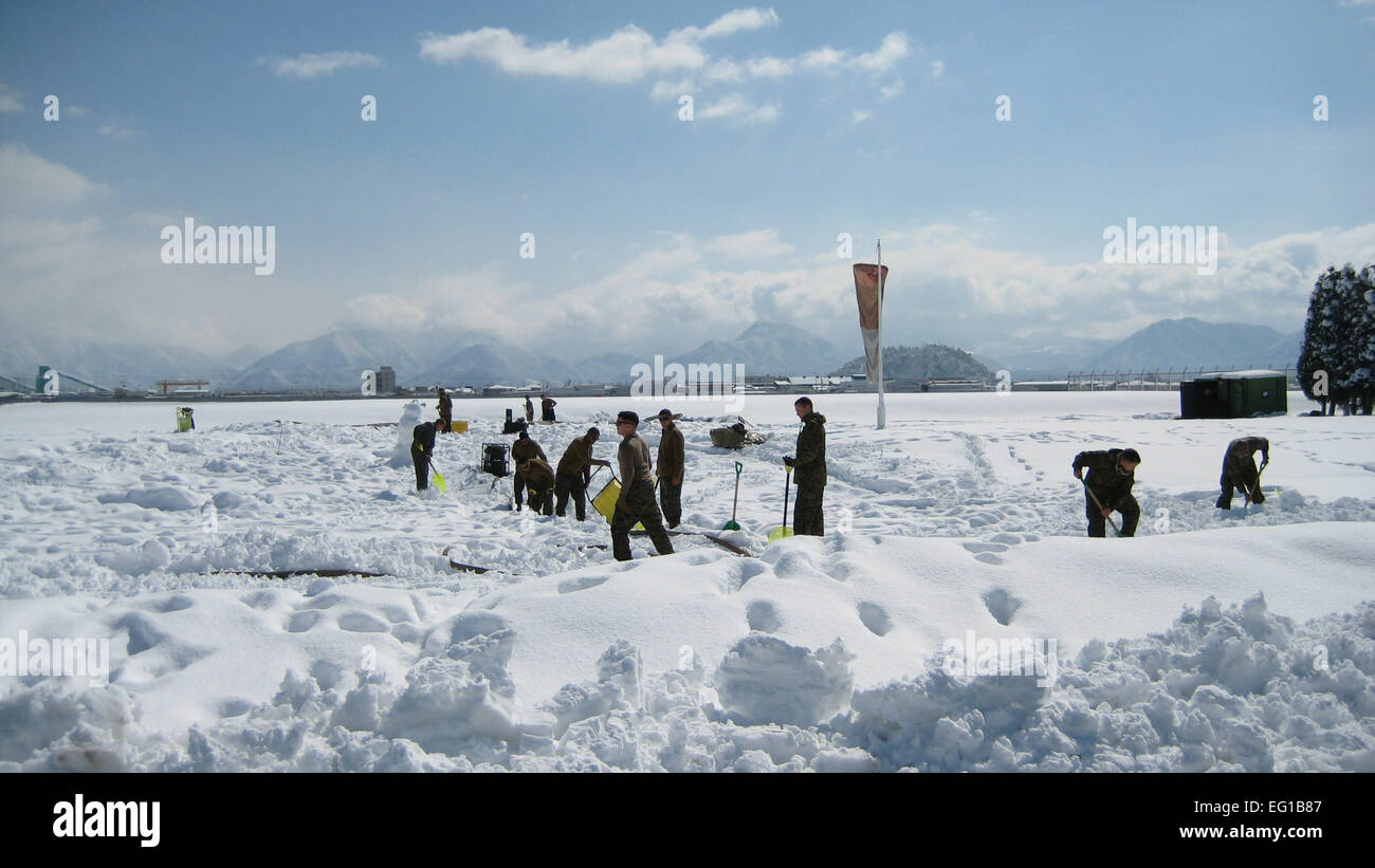 YAMAGATA, Japan--Flieger aus dem 374th Logistik Bereitschaft Squadron Brennstoffe Management Flug arbeitest du mit Marines einen nach vorne gerichteten Bereich tanken Punkt zur Unterstützung der humanitären Hilfe/Katastrophenhilfe 18 März. Ein FARP ermöglicht Flugzeug von Flugplätzen betreiben wo Kraftstoff nicht normalerweise zur Verfügung steht. 374th LRS schickte vier Flieger und ein r-11-Kraftstoff-LKW um die Marines zu erweitern. Stockfoto