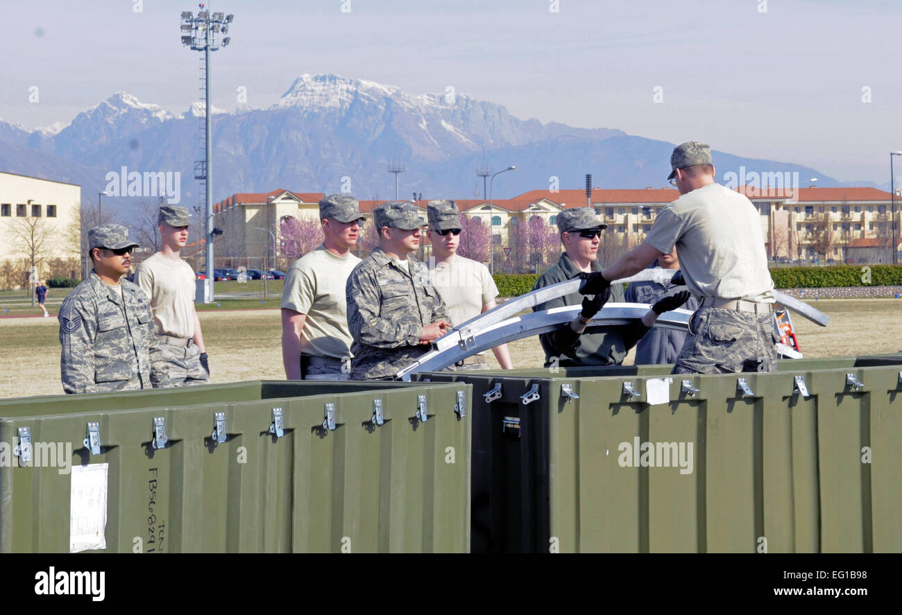 Flieger aus verschiedenen US Air Forces in Europa Bauingenieur Staffeln mit vereinten Kräften zu Alaska kleinen Tierheim in Aviano Air Base, Italien, 22. März 2011, zur Unterstützung der Operation Odyssey Dawn Zelte. Gemeinsame Task Force Odyssey Dawn ist die US Africa Command-Task-Force eingerichtet, um die größere internationale Reaktion auf die Unruhen in Libyen zu unterstützen.  Eine breite Koalition von Nationen arbeiten zusammen, um UN-Resolution Resolution 1973 des Sicherheitsrates, welche alle notwendigen Mittel zum Schutz der Zivilbevölkerung in Libyen unter Androhung eines Angriffs durch Gaddafi-Regime Kräfte durchzusetzen.  JTF Odyssey Dawn ist befohlen b Stockfoto