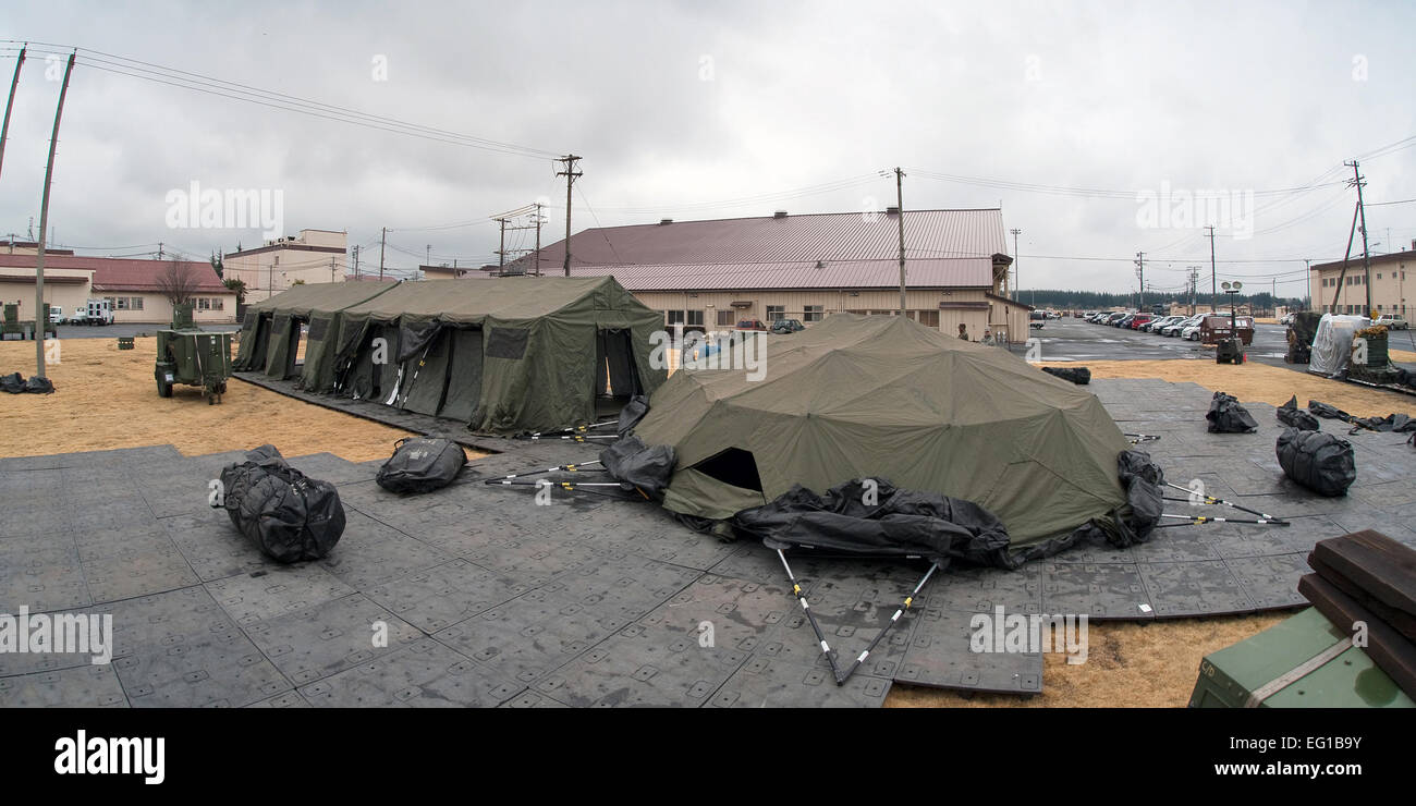 YOKOTA AIR BASE, Japan--Pacific Command Personal bauen Zelte hier März 22. Die Zelte bieten zusätzliche Arbeitsfläche für Personal, Yokota zur Unterstützung der Operation Tomodachi bereitstellen.  Osakabe Yasuo Stockfoto