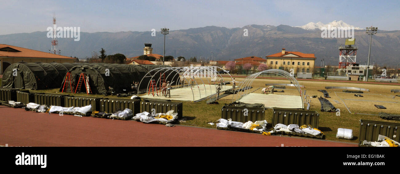 Alaskan kleine Tierheim Zelte Linie des Sportplatzes von Aviano Air Base, Italien, 22. März 2011, Kontingenz Personal zur Unterstützung der Operation Odyssey Dawn Ankunft untergebracht. Gemeinsame Task Force Odyssey Dawn ist die US Africa Command-Task-Force eingerichtet, um die größere internationale Reaktion auf die Unruhen in Libyen zu unterstützen.  Eine breite Koalition von Nationen arbeiten zusammen, um UN-Resolution Resolution 1973 des Sicherheitsrates, welche alle notwendigen Mittel zum Schutz der Zivilbevölkerung in Libyen unter Androhung eines Angriffs durch Gaddafi-Regime Kräfte durchzusetzen.  JTF Odyssey Dawn ist unter dem Kommando von Admiral Samuel J. Locklear, ich Stockfoto