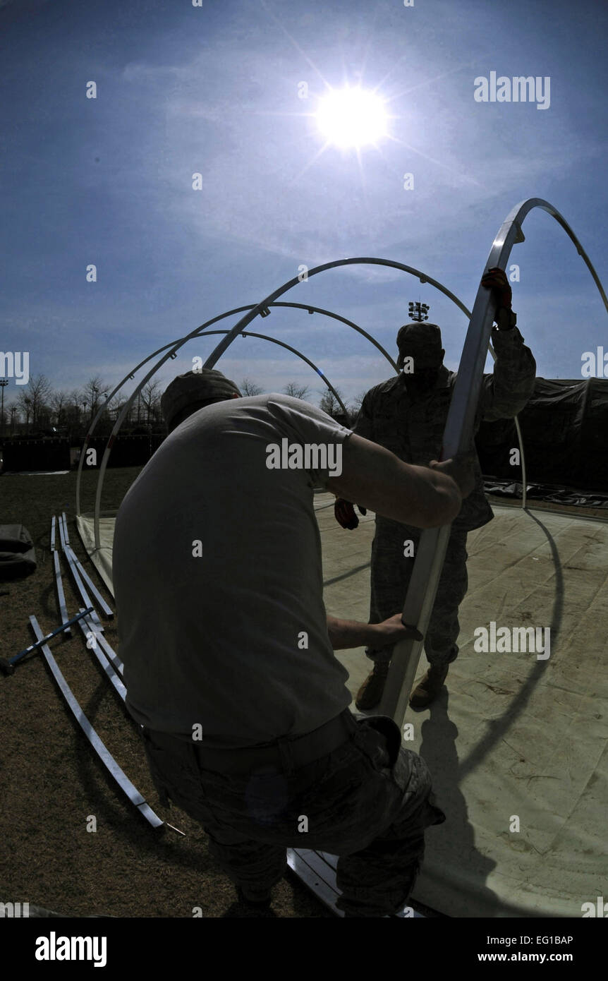 Flieger aus verschiedenen US Air Forces in Europa Bauingenieur Staffeln mit vereinten Kräften Alaskan kleine Tierheim Zelte auf Aviano Air Base, Italien, zur Unterstützung der gemeinsamen Task Force JTF Odyssey Dawn einrichten. JTF Odyssey Dawn ist die US Africa Command-Task-Force eingerichtet, um die größere internationale Reaktion auf die Unruhen in Libyen zu unterstützen. Eine breite Koalition von Nationen arbeiten zusammen, um UN-Resolution Resolution 1973 des Sicherheitsrates, welche alle notwendigen Mittel zum Schutz der Zivilbevölkerung in Libyen unter Androhung eines Angriffs durch Gaddafi-Regime Kräfte durchzusetzen. JTF Odyssey Dawn wird von Admiral Samuel J. Loc geboten. Stockfoto