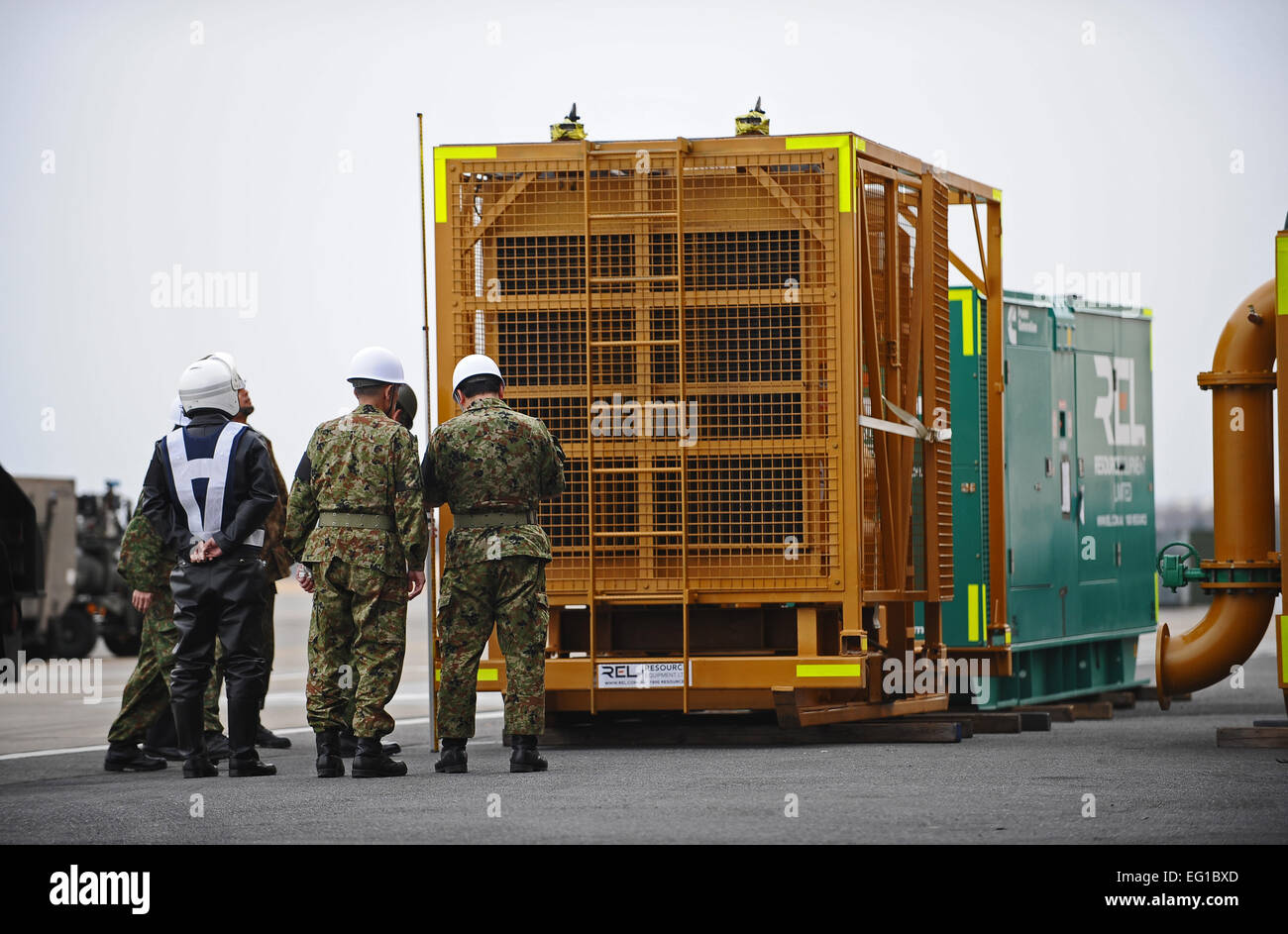 110325-F-XC395-104 Japan Ground Self Defense Force Mitglieder messen eine Wasserpumpe auf der Yokota Air Base Japan, die an der Fukushima Daiichi Nuclear Power Plant 25. März 2011 während der Operation Tomodachi eingesetzt werden. Die Tokyo Electrical Power Company ist eine zusätzliche Wasserpumpstation zu frischem Wasser Pumpe anstelle von Meerwasser die Reaktoren in der beschädigten Kernkraftwerk Anlage mit Hilfe von der US-Regierung und verschiedenen anderen Agenturen abkühlen hinzufügen. Im Rahmen der Operation Tomodachi hat das US-Militär humanitäre Hilfe Funktionen in der betroffenen Region positioniert suppor Stockfoto