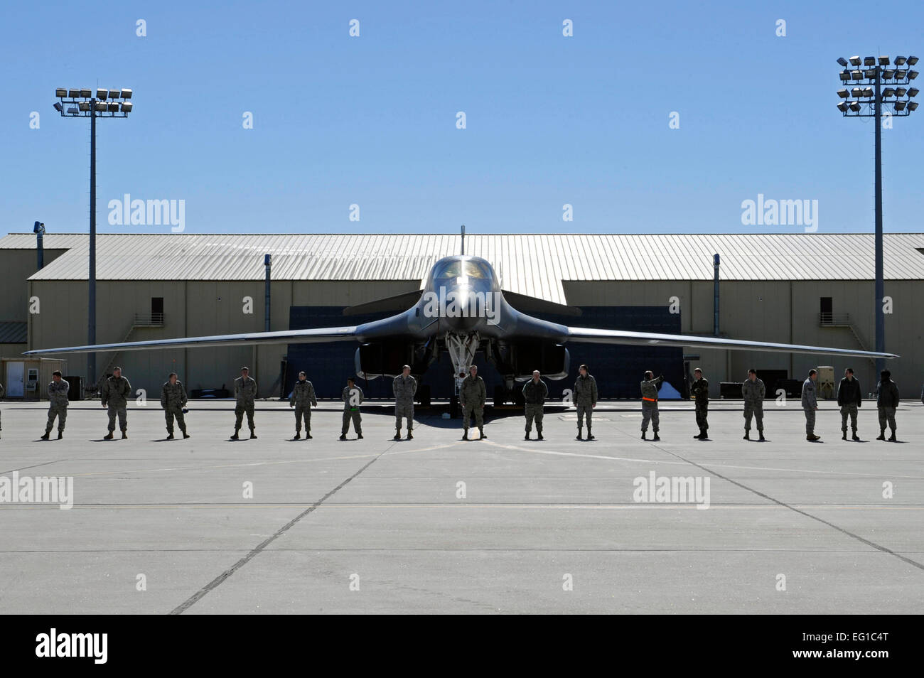 Flieger vom 28. Bombe Flügel stehen im Ort zu groß die Rendite von zwei B-1 b Lancer Ellsworth Air Force Base, S.D., 30. März 2011.   Die B-1s bombardiert Ziele in Libyen zur Unterstützung der Operation Odyssey Dawn. Staff Sgt Marc I. Lane Stockfoto