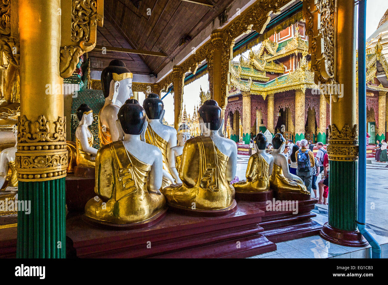 Yangon, Myanmar Buddha Satues in die Swedagon Pagode. Stockfoto