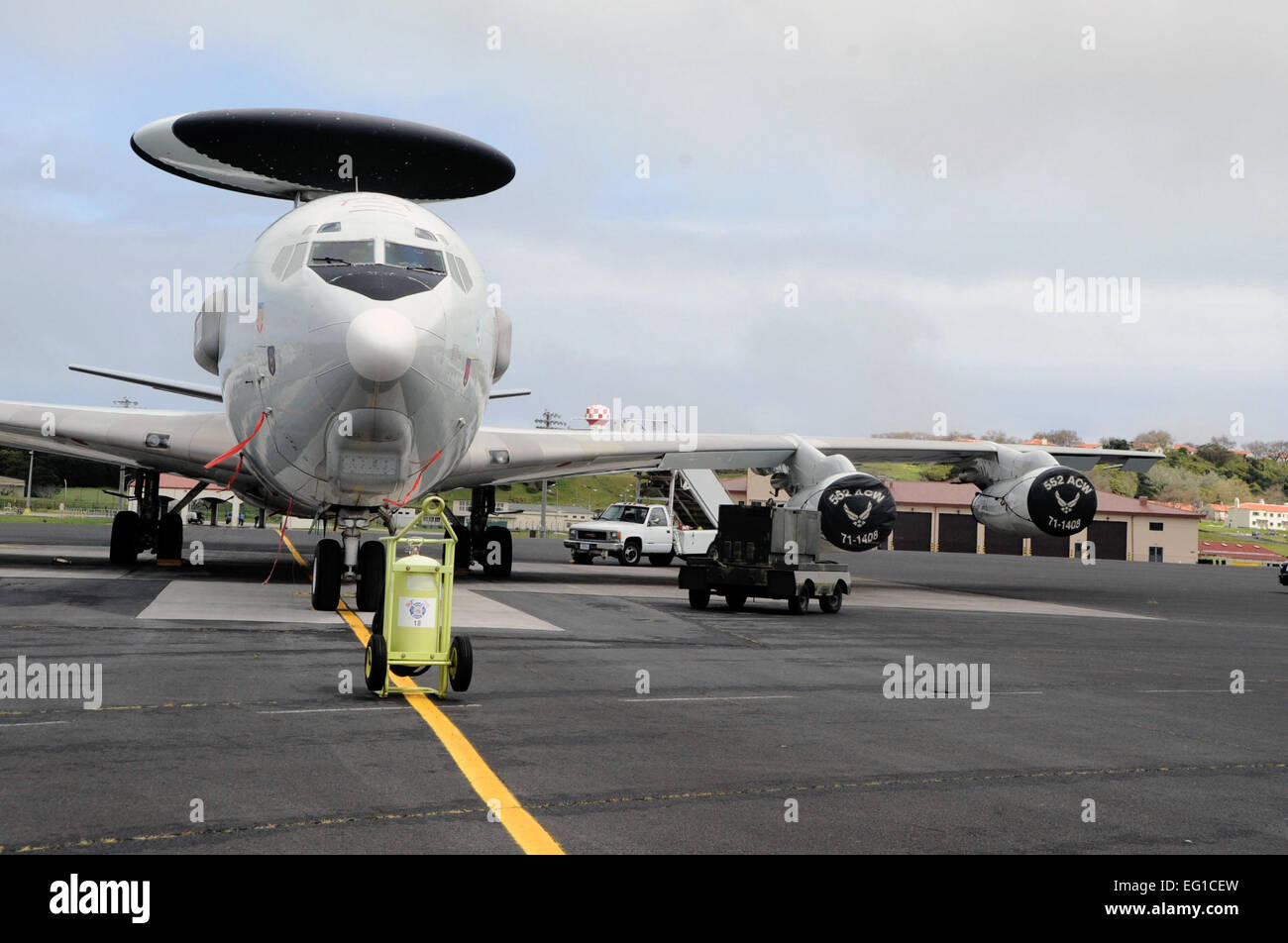 Eine e-3 Sentry von Tinker Air Force Base in Oklahoma Parks in Lajes Field, Azoren, 11. April 2011 nach der Rückkehr aus einem NATO Operation Unified Protector Mission unterstützen. Die Mission der NATO Operation Unified Protector beinhaltet Drosselung rüstungsrelevante Materialien und Söldner nach Libyen bei den Bemühungen zum Schutz der Zivilbevölkerung, wie in der Resolution 1973 des UN-Sicherheitsrates gefordert.  Techn. Sgt. Chyrece Campbell Stockfoto
