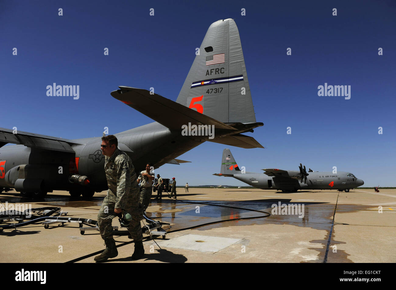 Flieger aus der 302. Airlift Wing, Colorado Springs Air Force Reserve, entfernen der Füller Schlauch nach der Befüllung einer C - 130H Herkules mit Feuer Retardant Dyess Air Force Base, Texas, 28. April 2011.  Der c-130 verfügt über modulare Airborne Feuerwehr-System-MAFFS ist in der Lage, Verzicht auf 3.000 Gallonen Wasser oder feuerhemmende in unter 5 Sekunden. Waldbrände haben in verschiedenen Teilen von Texas verteilt und haben seit Januar mehr als 1,5 Millionen Hektar verbrannt.  Staff Sgt Eric Harris Stockfoto