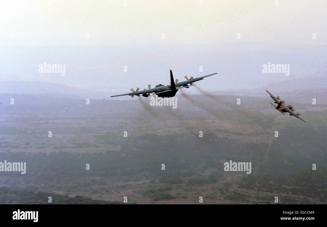 Eine C - 130H Herkules aus der 302. bricht Airlift Wing, Colorado Springs Air Force Reserve, aus der Formation um sich mit einer Blei-Ebene über die Deaton Cole ein Lauffeuer in Val Verde County, Texas, April 29. Die c-130 s sind mit dem Baukastensystem der Airborne Brandbekämpfung ausgestattet, die ist in der Lage, Verzicht auf 3.000 Gallonen Wasser oder feuerhemmende in unter 5 Sekunden. Waldbrände haben in verschiedenen Teilen von Texas verteilt und haben seit Januar mehr als 1,5 Millionen Hektar verbrannt.  Staff Sgt Eric Harris Stockfoto