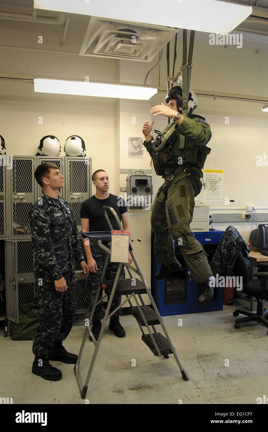 Air Force Captain Cole Davenport hängt während US Navy Aircrew Überleben Ausrüstung Männer eine Fallschirm Kabelbaum Sicherheit führen überprüfen 9. Juni 2011, im Naval Air Station Whidbey Island, Washington Davenport, Teilnahme an einer Navy Präsenzschulung EloKa Offizier, feste Flügel Electronic Attack Squadron 129 zugewiesen.  Staff Sgt Gina Chiaverotti-Paige Stockfoto