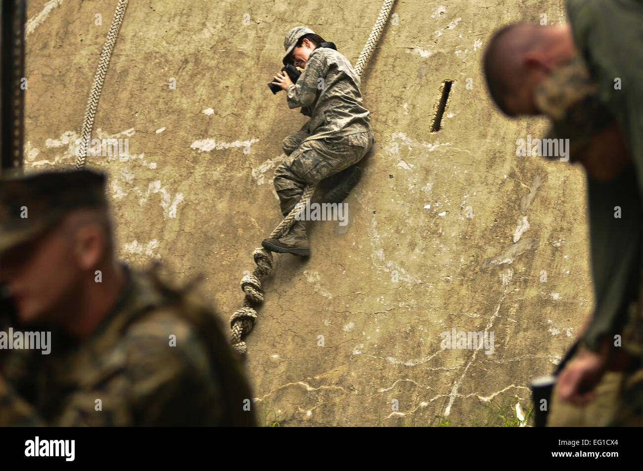 US Air Force Airman Basic Stephanie Ashley fotografiert während einer Feld-Übung am Fort George G. Meade, Maryland. Die zweitägige Übung kann militärische Fotografie-Studenten der Verteidigung Informationen Schule, die Gelegenheit zum üben machen Fotos während der simulierten Kampfszenarien.  Staff Sgt Russ Scalf Stockfoto