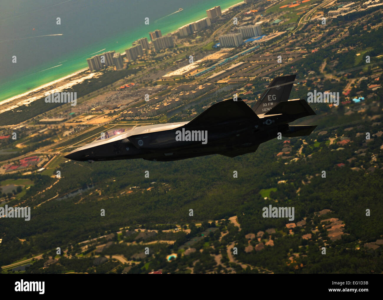 Das Department of Defense erste US Air Force f-35 Lightning II gemeinsame strike Fighter JSF Flugzeug schwebt Lufthoheit der nordwestlichen Florida vor der Landung in seiner neuen Heimat auf Eglin Air Force Base, 14. Juli 2011. Der Pilot, Oberstleutnant Eric Smith von der 58. Jagdstaffel ist die erste Luftwaffe qualifizierten JSF-Piloten.  Staff Sgt Joely Santiago Stockfoto