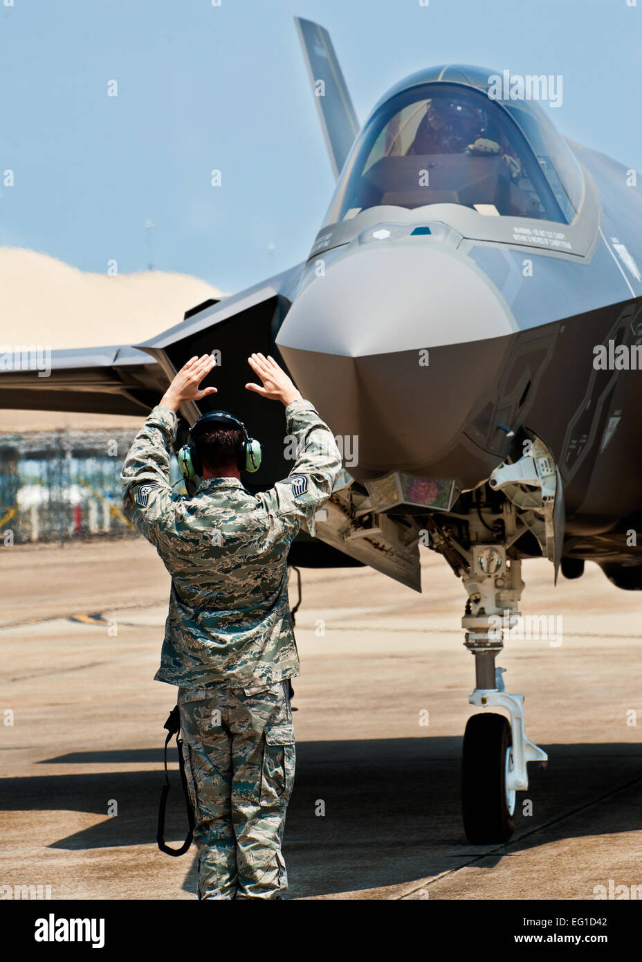 US Air Force f-35 Lightning II joint Strike Fighter Crewchief, techn. Sgt. Brian West, Marschälle sein Flugzeug zu einem Anschlag zum ersten Mal auf der Eglin Air Force Base in Florida, 14. Juli 2011. Flugzeug 0747 ist das Department of Defense neuesten Flugzeuge.  Samuel King Jr. Stockfoto