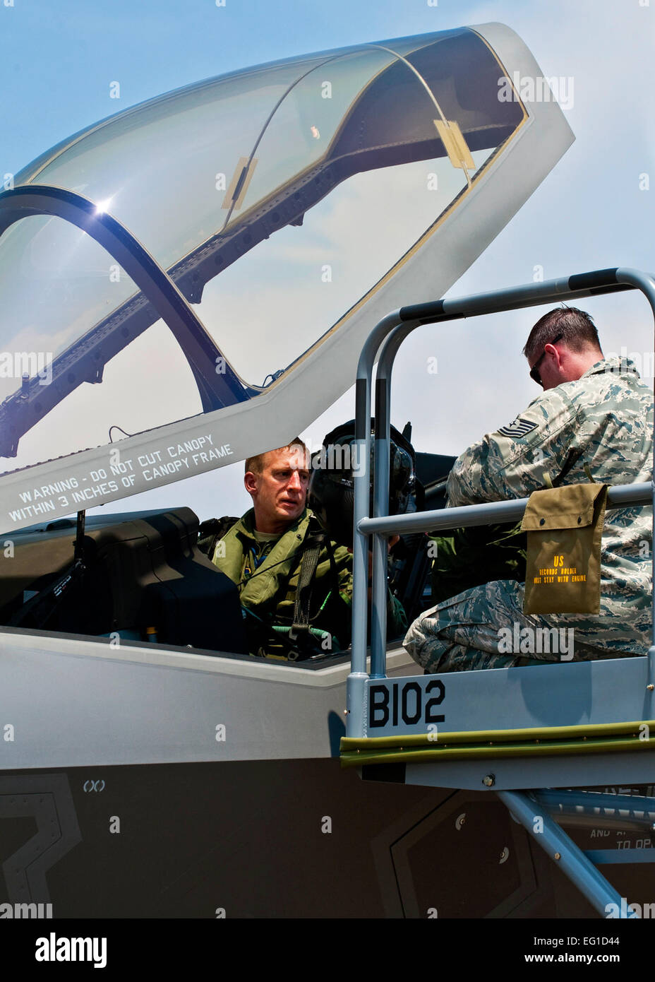 US Air Force Lieutenant Colonel Eric Smith, Pilot bei der 58. Jagdstaffel übergibt seinen Helm an ein Flugzeug-Betreuer nach der ersten US-Air Force f-35 Lightning II den joint Strike Fighter in seine neue Heimat auf der Eglin Air Force Base in Florida, 14. Juli 2011 zu bringen.  Samuel King Jr. Stockfoto