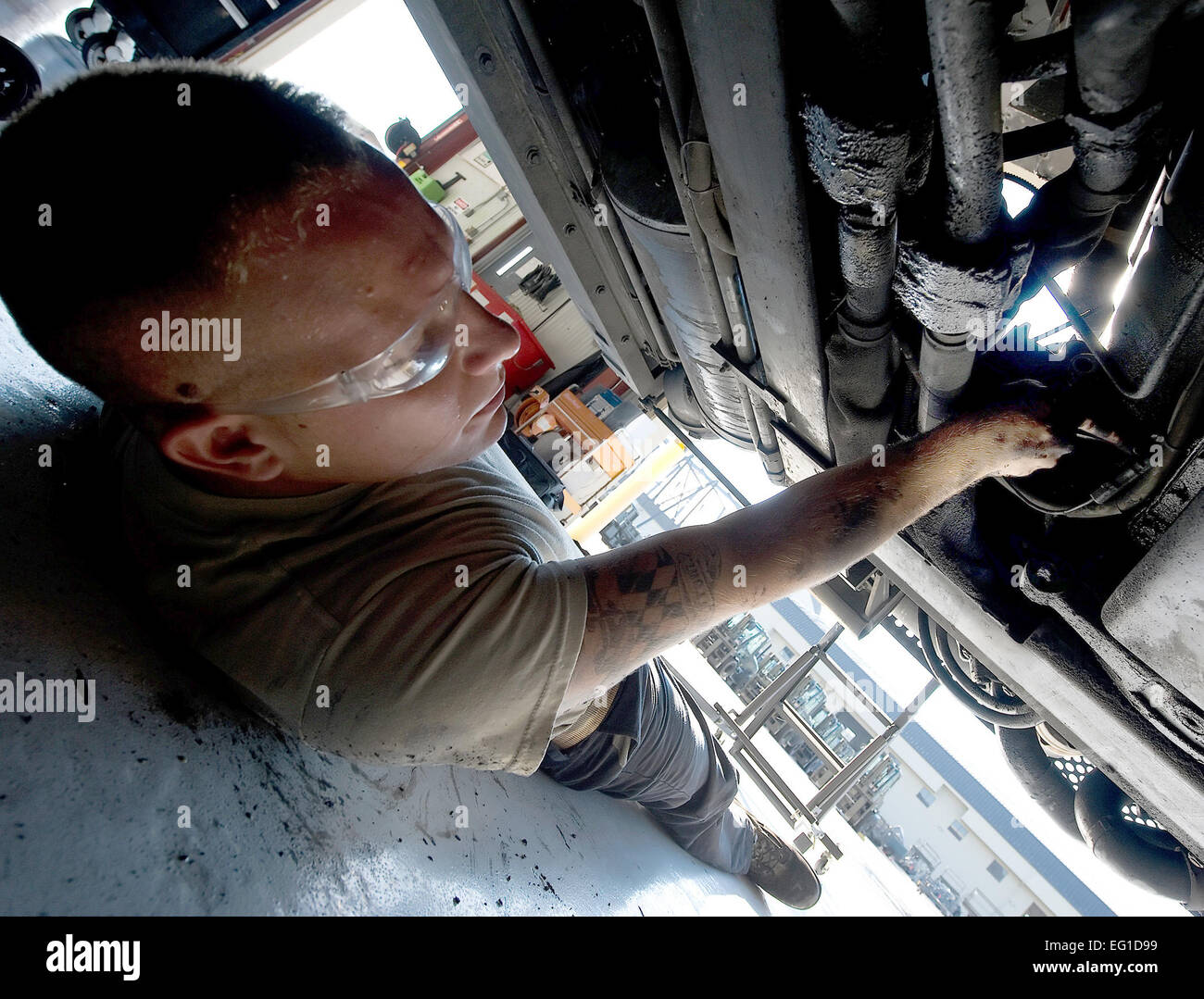 US Air Force Senior Airman Sammy Anderson führt Wartungsarbeiten an einem Cargo Lader 27. Juli 2011, auf der Dover Air Force Base, Del. Anderson ist eine Material-handling-Geräte Geselle, der 436th Logistik-Bereitschaft-Geschwader zugewiesen.  Steve Kotecki Stockfoto