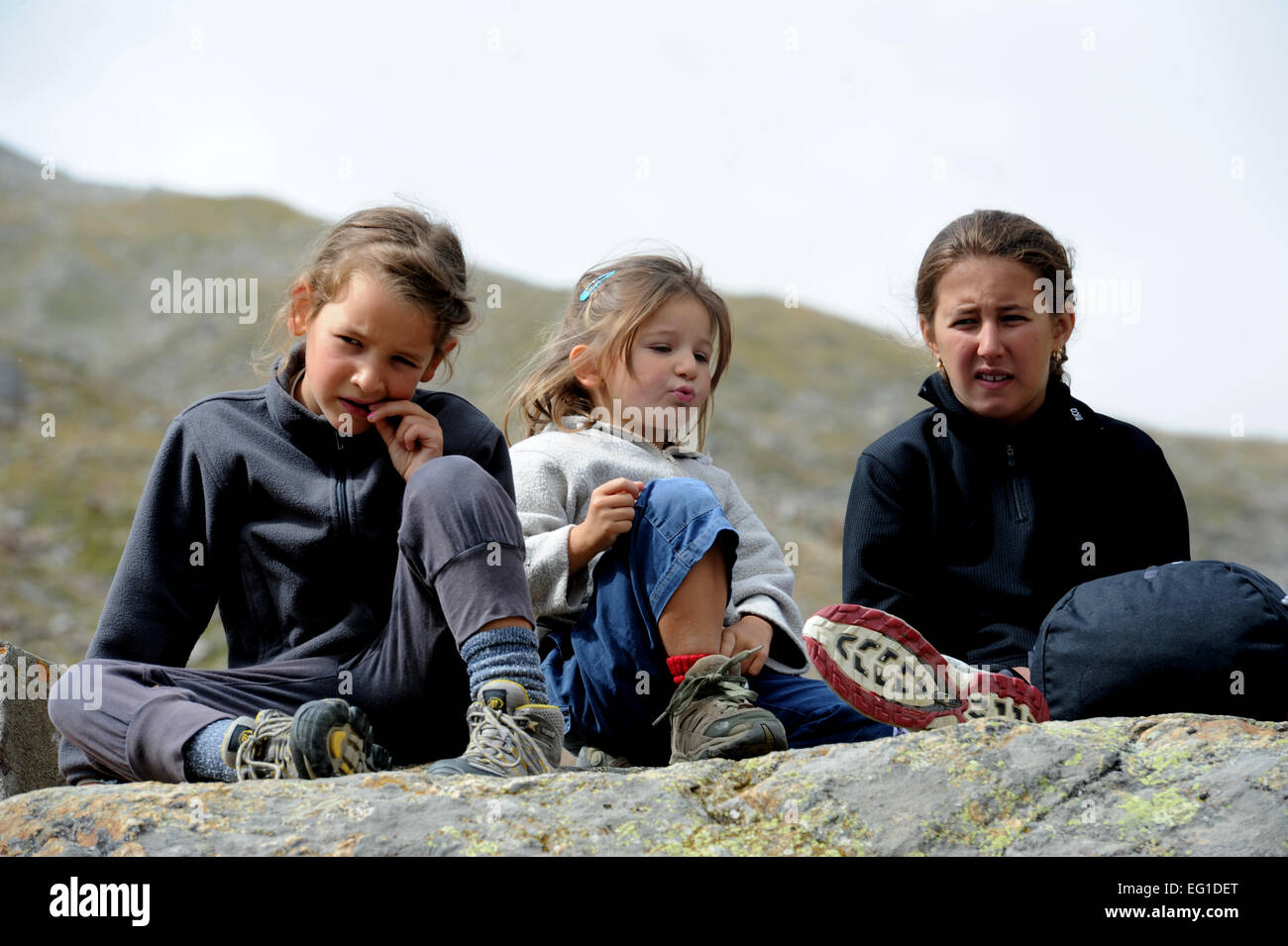 Einheimische Kinder hören die reden von einem Felsen auf der italienischen Gedenkfeier für die b-17 der Aguille des Glaciers, 3 September, Courmayeur, Italien.     Oberstleutnant Rebecca Sonkiss, Kommandant, 15 Airlift Squadron und 12 weitere gemeinsame Basis Charleston nahmen an zwei Gedenkveranstaltungen für die Besatzung der b-17 #43-39388 in Courmayeur, Italien und Bourg Saint Maurice am 3. September und 4..   Die b-17-Mannschaft wurde von der 15. Truppentransporter-Geschwader, das ist nun die 15. as  Würdenträger und Familie Mitglieder der Besatzung waren anwesend. Die gesamte Besatzung von acht Mann war verloren nach t Stockfoto