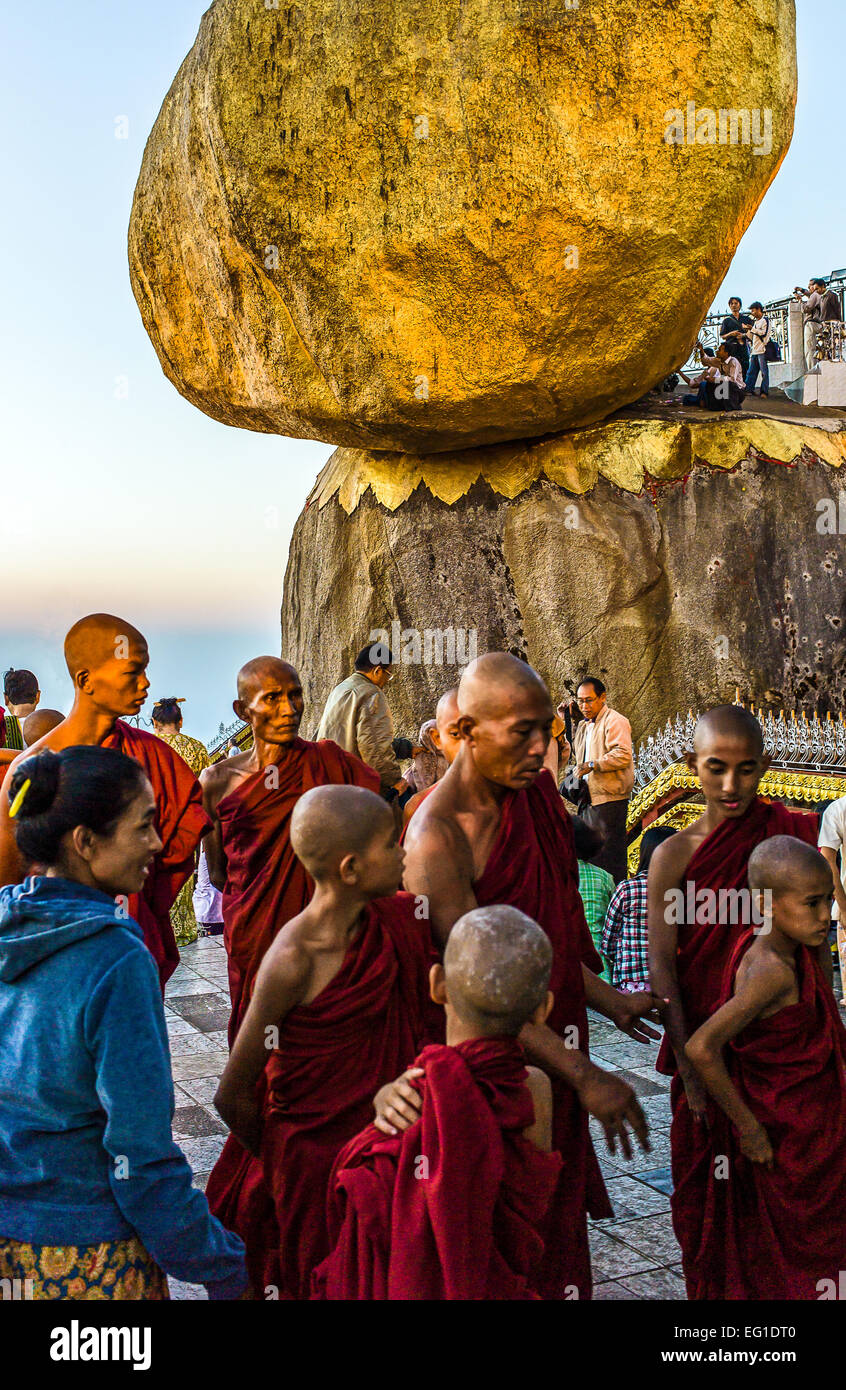 Myanmar, Mönche unter die fein ausgewogene goldene Stupa auf den heiligen buddhistischen Berg Kyaikhto Stockfoto