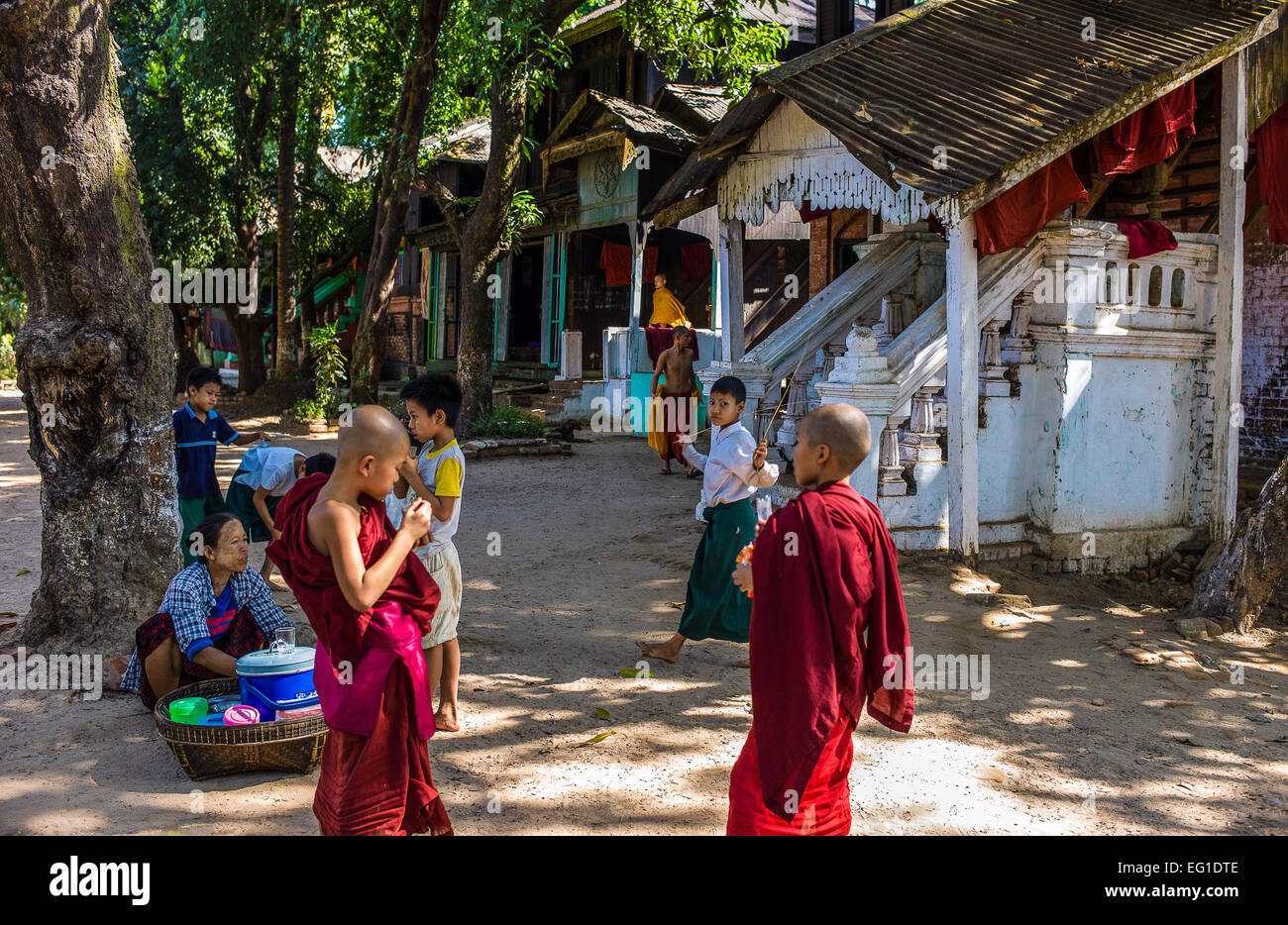 Myanmar, Bago, junge Mönche in einem Kloster am Rande der Stadt Stockfoto