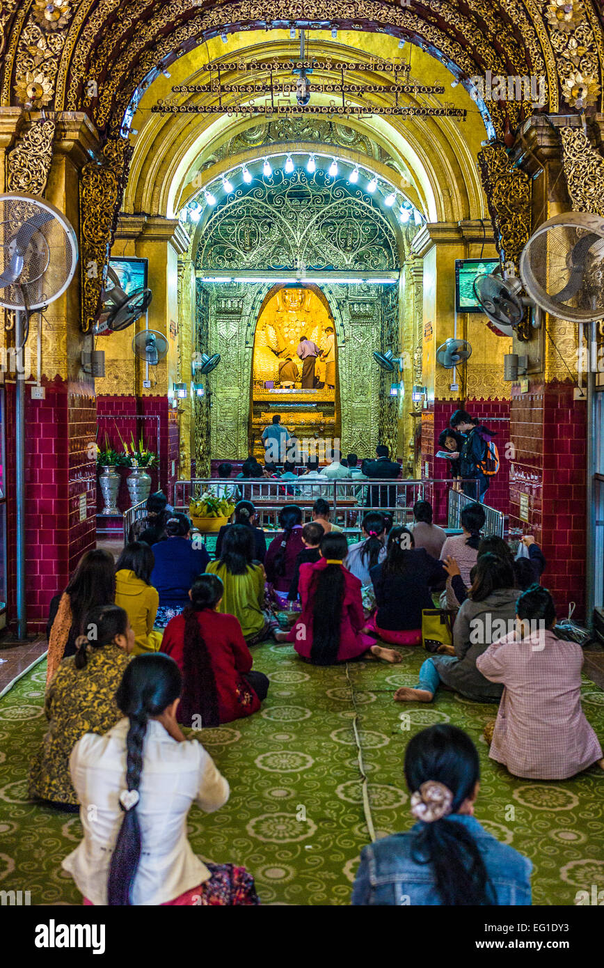 Myanmar, Mandalay, lokale religiöse Frauen im Gebet in der Mahamuni Paya Tempel. Stockfoto