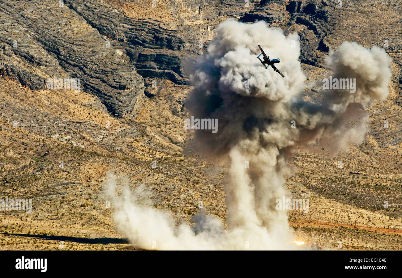 Ein Schlachtflugzeug der US Air Force a-10 Thunderbolt II mit der US Air Force Weapons School am Nellis Air Force Base, Nevada, fällt eine AGM-65 Maverick-Raketen während eine enge Luft Unterstützung Ausbildungsmission 23. September 2011, über die Nevada Test und Training. US Air Force Waffen Schülerinnen und Schüler beteiligen sich viele Kampftraining Missionen über den Bereich während der sechsmonatigen, Diplom-Level Instructor Kurs an Nellis statt.  Senior Airman Brett Clashman Stockfoto