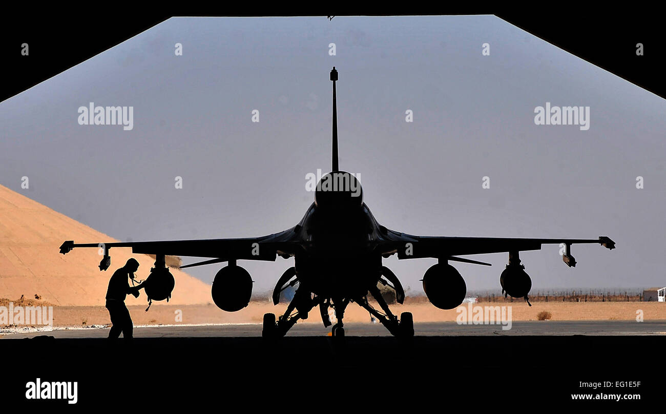 Ein Waffen-Lader aus der 125. Expeditionary Jagdstaffel führt einen Post-Flight-Check auf einer f-16 Fighting Falcon nach seiner Ankunft im Irak 1. Oktober 2011. Das Geschwader eingesetzt zur Unterstützung der Operation New Dawn und Luftunterstützung für mehr als 40.000 Truppen Irak bis Ende des Jahres verlassen. 125. EFS besteht aus f-16 s, Piloten, Wartungsspezialisten und Support-Mitarbeiter von Oklahoma Air National GuardÕs 138. Kämpfer-Flügel in Tulsa, Oklahoma Das Geschwader auch Mitglieder von Ohio Air National GuardÕs 180.-Kämpfer-Flügel in Toledo, Ohio, und der Arizona Stockfoto