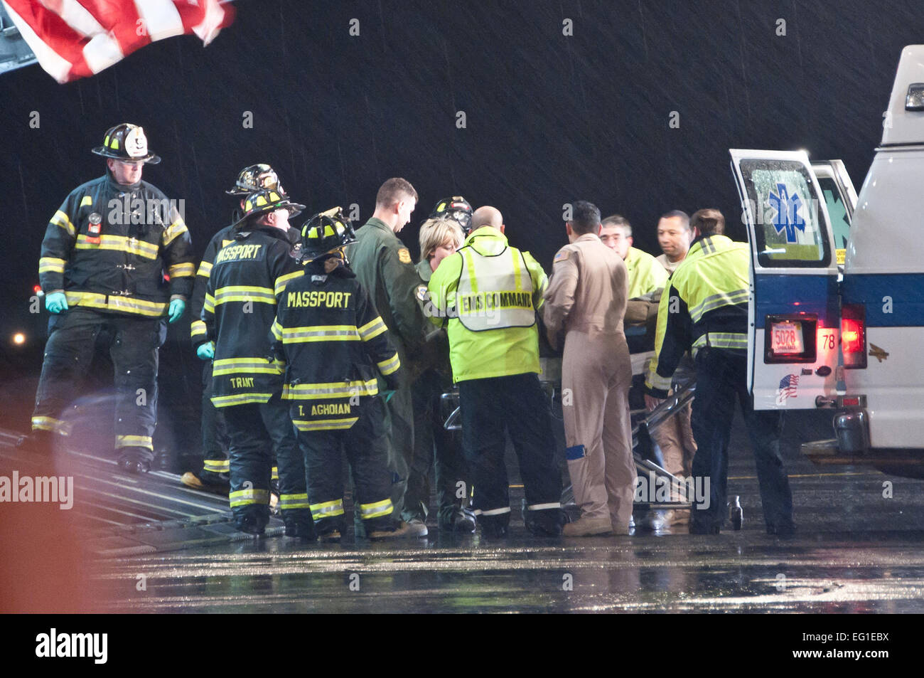 US Air Force aeromedical Evakuierung Besatzungen, zusammen mit lokalen medizinischen Einsatzkräfte unterstützen libysche Kämpfer aus einer c-17 im Boston Logan Airport Okt. 29. Auf Antrag des Department of State und unter der Regie von dem Staatssekretär im Verteidigungsministerium, das US-Militär unterstützt US und internationale medizinische Hilfsmaßnahmen in Libyen. Speziell, transportiert die US Air Force 22 verletzte Libyer Spaulding Rehabilitation Hospital in Salem, Massachusetts Foto von Walter Santos Stockfoto