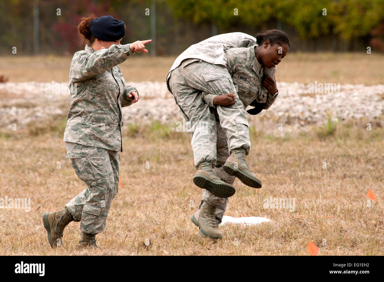 US Air Force Airman 1st Class Nikili Carter 307th Sicherheit Kräfte Geschwader nutzt die Feuerwehrmann Carry Technik auf einem Mitspieler während einer psychischen und physischen Wettbewerb bei Global Strike Challenge 2011 Barksdale Air Force Base, Louisiana, 7. November 2011. Mannschaften, die an der Veranstaltung durften nicht die Einzelheiten des Wettbewerbs, die anstrengende körperliche und Logik-Szenarien enthalten.  Master Sergeant Greg Steele Stockfoto