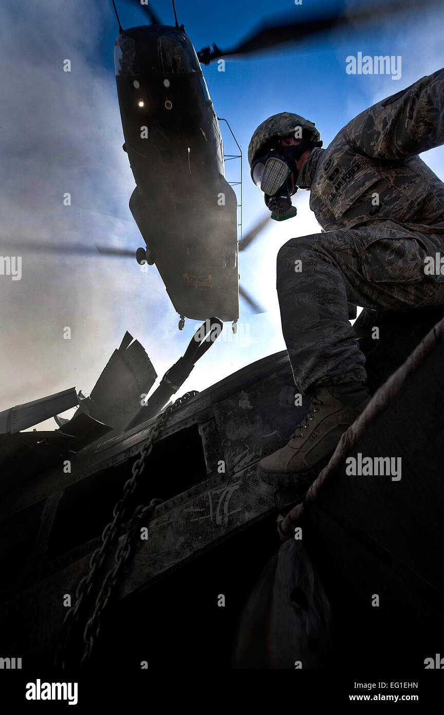 US Air Force Staff Sgt Ian Zerby, Mitglied der 820th RED HORSE Squadron RHS Luft Flug bereitet eine Connex-Box für eine Schlinge Last als ein US-Armee CH-47 Chinook, geflogen von Soldaten aus der Army National Guard-Einheit aus Stockton, Kalifornien Rig, schwebt über Kopf während einer Friedenszeit 9. November 2011, bei Alamo, Nevada Die Schlinge laden Training und Luft-Angriff-Zertifizierung von 820th RHS Luft Flug bewies Flieger entscheidend für den Erfolg der Operation schnelle Antwort.  Flieger 1. Klasse Daniel Hughes Stockfoto