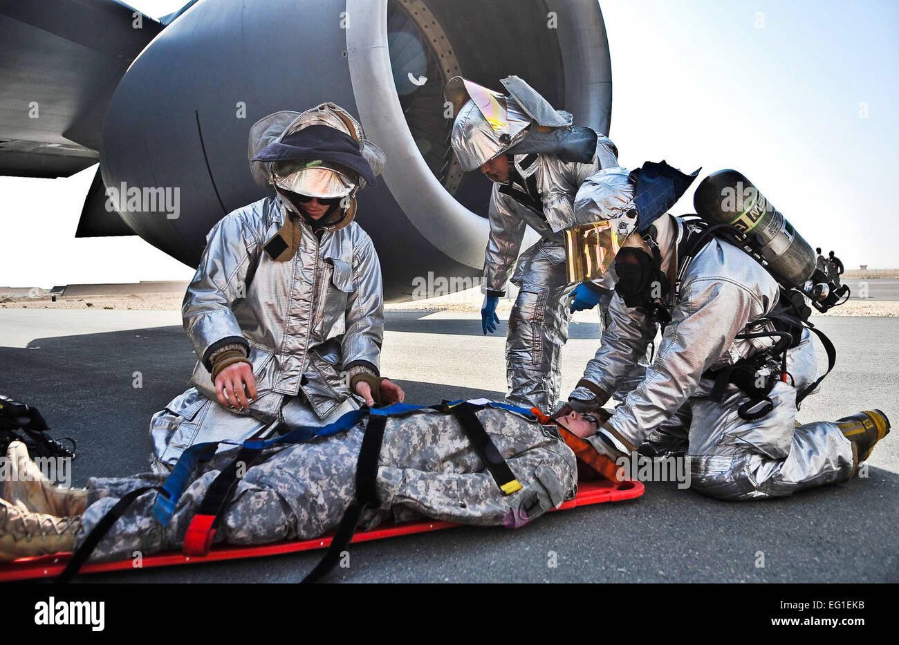 US Air Force Feuerwehrleute aus der 379th Expeditionary Bauingenieur-Geschwader sichern einen simulierten Unfall an einer Rückwand während eines schweren Unfalls Antwort Trainings 5. Dezember 2011, im Südwesten Asien. Die Übung wurde entwickelt, um der 379th Air Expeditionary Wing Flieger Fähigkeit, angemessen zu reagieren, zu einem Unfall eines Luftfahrzeugs zu testen.  Senior Airman Paul Labbe Stockfoto