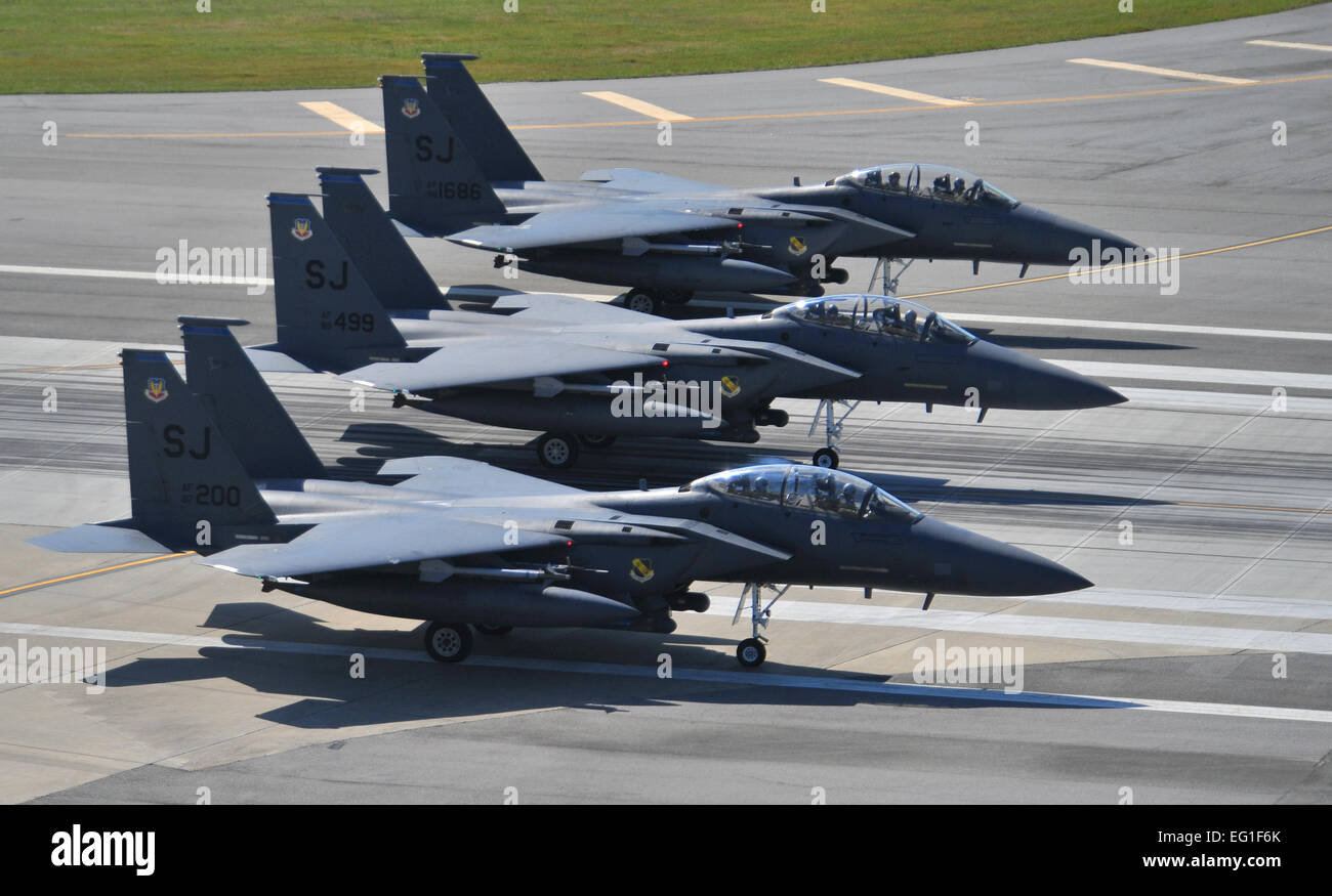 US Air Force F-15E Strike Eagle Kampfflugzeug der 4. Kämpfer-Flügel führen ein "Elephant Walk", wie sie über den Laufsteg während einer Trainingsmission Türkei schießen auf Seymour Johnson Air Force Base, North Carolina, 16. April 2012 Rollen. Der Flügel erzeugt fast 70 Flugzeuge mehr als 1.000 Ziele auf Bombardierung reicht quer durch den Staat, der 4. Sieg über die Luftwaffe 16. April 1945 Gedenken zu zerstören. Die Besatzungen sind 333rd, 334th, 335th und 336th Jagdstaffeln der 4. Kämpfer-Flügel zugeordnet.  von Staff Sgt Elizabeth Rissmiller Stockfoto