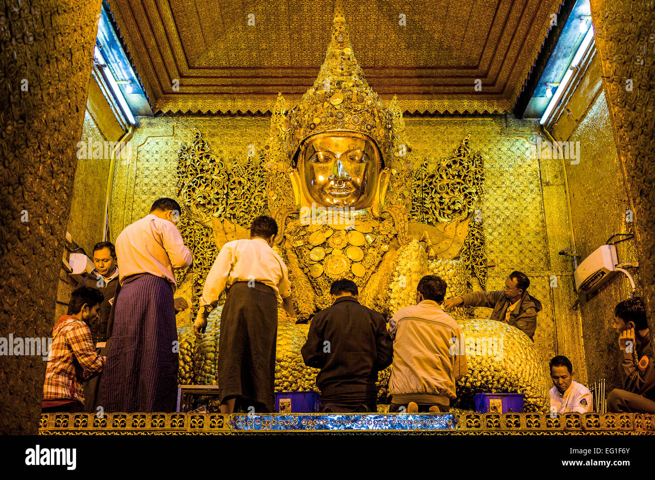 Myanmar, Mandalay, den goldenen Buddha der Mahamuni Paya Tempel. Stockfoto