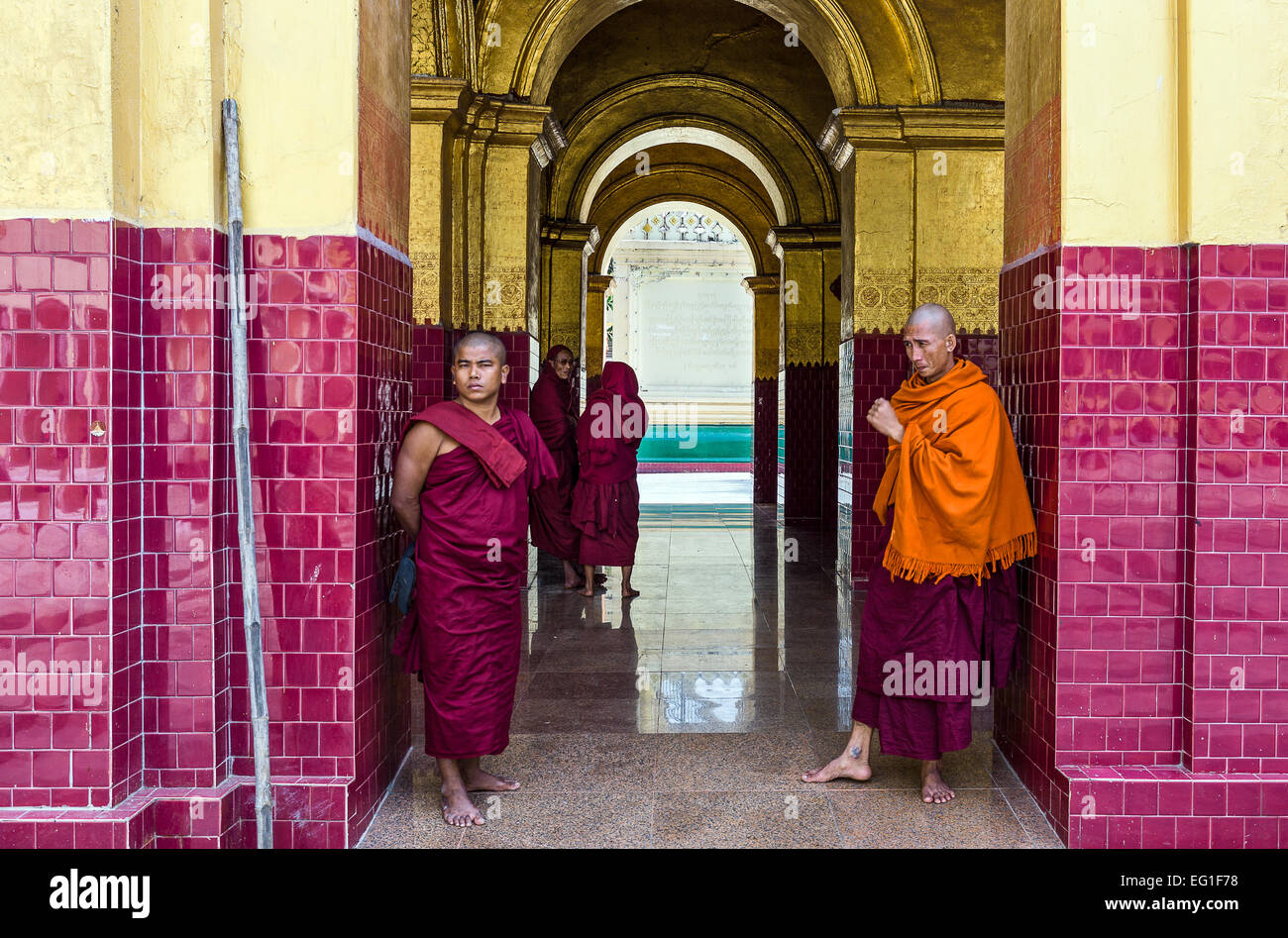 Myanmar, Mandalaya, Mönche im Tempel Mahamuni Paya. Stockfoto