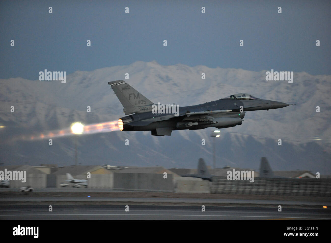 Ein US-Air Force f-16 Fighting Falcon startet auf einer Mission im Morgengrauen von Bagram Airfield, Afghanistan, 11. Februar 2014. Die Flugzeuge und Besatzungen bei Bagram sind bereit, 24 Stunden am Tag fliegen.  Senior Master Sergeant Gary J. Rihn Stockfoto