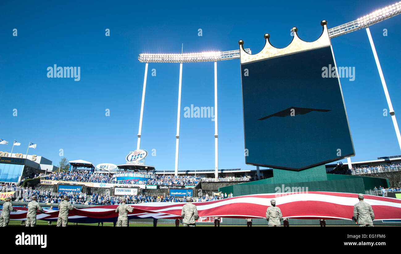 Flieger halten die amerikanische Flagge während der Royals vs. Orioles Baseball Game Kaufmann-Stadion in Kansas City, Missouri, 15. Oktober 2014. Die Flieger sind zugewiesen die 509 und 131. Bombe Flügel Whiteman Air Force Base, Mo. Ein b-2 Spirit Stealth Bomber bildete ein Aussehen während der Pre-game Aktivitäten, vertritt die US Air Force eine gepackte Stadion sowie ein TV-Zuschauer von Millionen in Spiel 4 der American League Championship Series.  Staff Sgt Brigitte N. Brantley Stockfoto