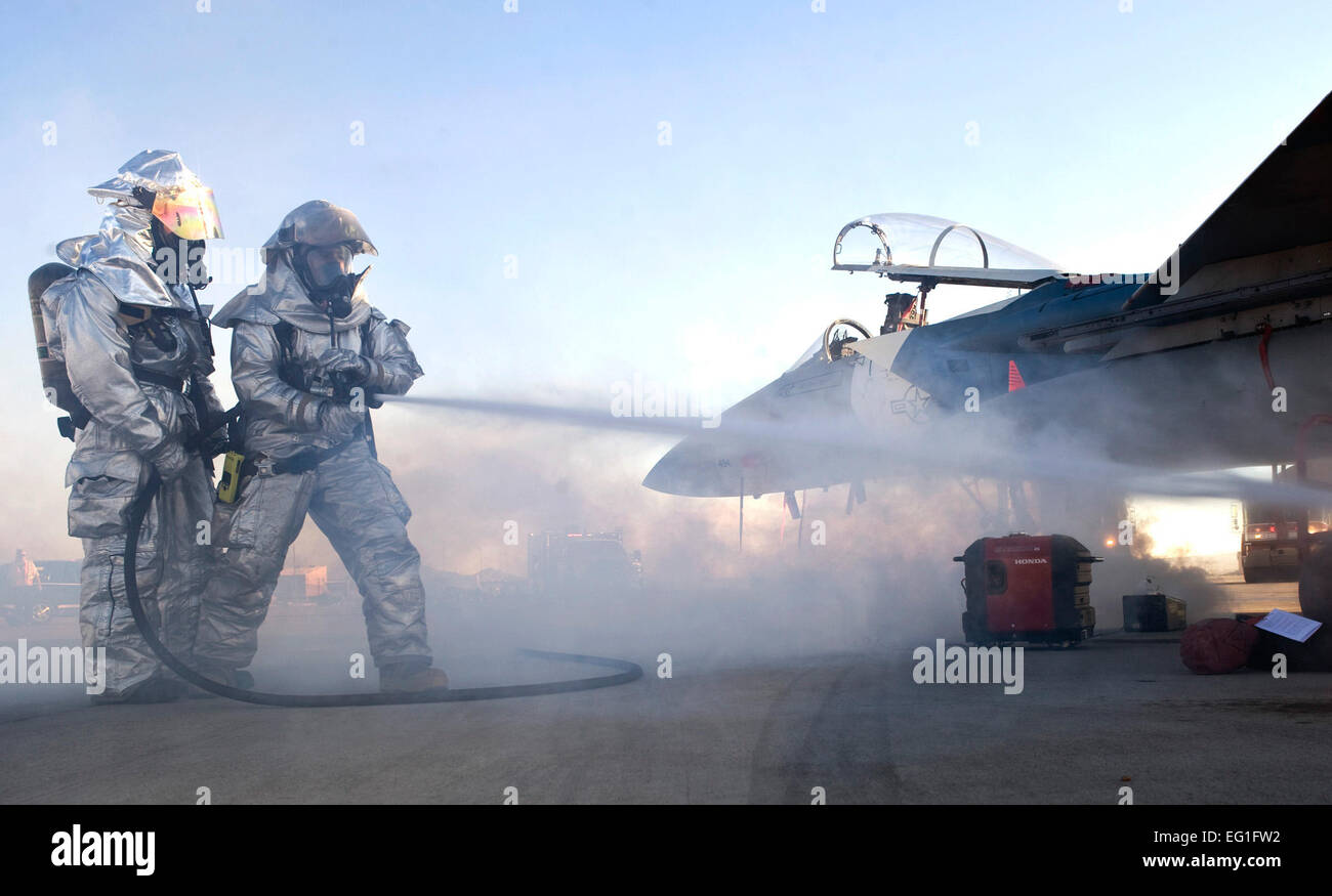 Staff Sgt Royce Kuhn und Senior Airman Xavier Farms Schlauch nach unten einen simulierten brennen Opfer bei einer schweren Unfalls Reaktion trainieren Sie im Nellis Air Force Base, Nevada, 2. November 2012. Kuhn und Bauernhöfe sind Feuerwehrleute, die 99. Bauingenieur-Geschwader zugewiesen.  Flieger 1. Klasse Christopher Tam Stockfoto