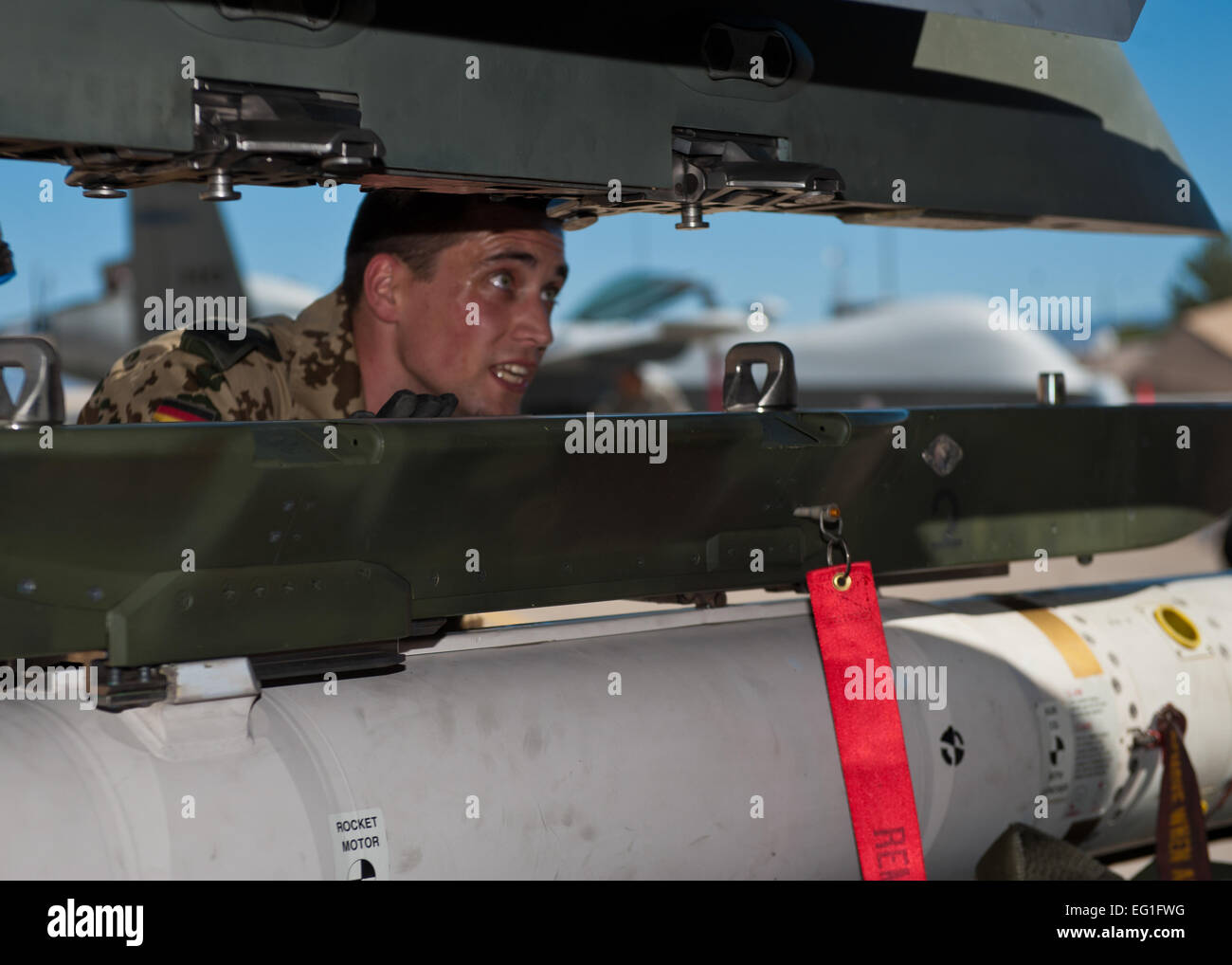 Deutsche Luftwaffe Staff Sgt Daniel Schultes, deutsche Luftwaffe Flying Training Center Waffen Last-Crew-Mitglied, richtet eine träge Rakete während des vierteljährlichen Belastung Besatzung Wettbewerbs auf der Holloman Air Force Base in Nm, 11. Oktober 2013. Die MQ-9 Reaper Last Crew wetteiferten um ihre Fähigkeiten bewertet neben der f-22 Raptor und deutsche Luftwaffe Tornado Last Crews haben. Für den Wettbewerb wurden Punkte während der Waffen laden, Kit Werkzeuginspektion und einheitliche Kontrolle.  Airman 1st Class Aaron Montoya Stockfoto