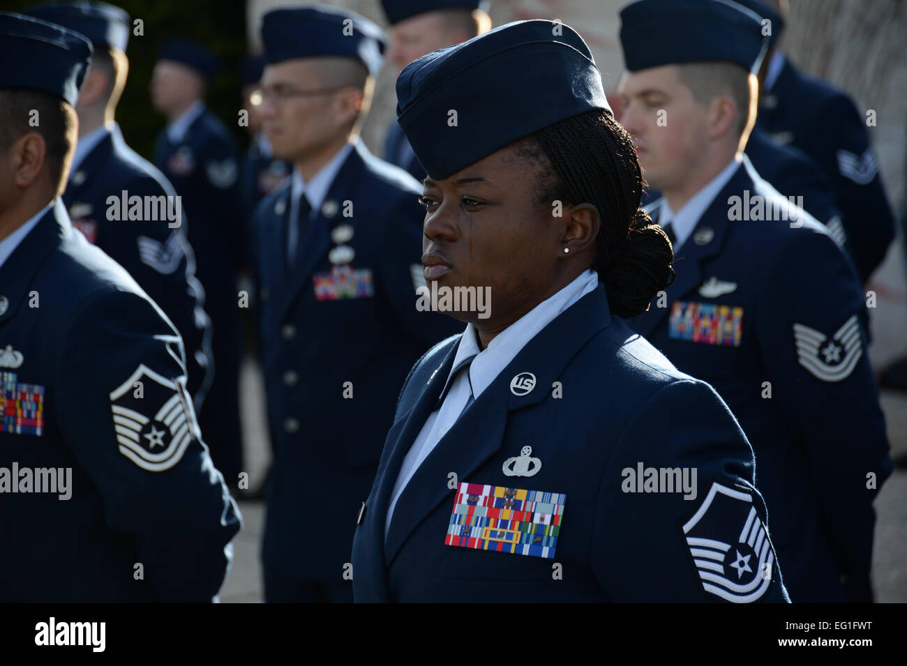 Master Sgt. Shaneeka Jones steht in Parade Ruhe während einer Gedenkfeier Veterans Day 11. November 2013, Henri-Chapelle amerikanischen Friedhof und Denkmal in Belgien. Mehr als 40 amerikanischen Service-Mitglieder nahmen an der Zeremonie vor fast 100 Teilnehmer, den Service und die Opfer der amerikanischen Veteranen Ehren. Jones ist der Superintendent der Flugdaten aus der 470th Air Base Squadron auf der NATO Air Base Geilenkirchen, Deutschland.  Staff Sgt Joe W. McFadden Stockfoto