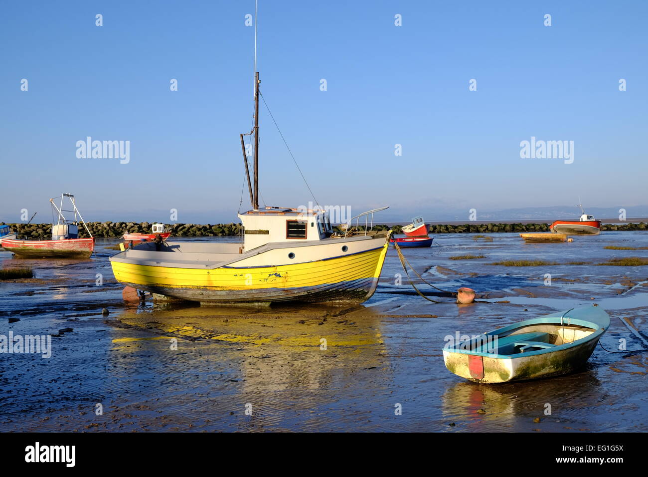 Boote auf einem eisigen Küste bei Ebbe Stockfoto