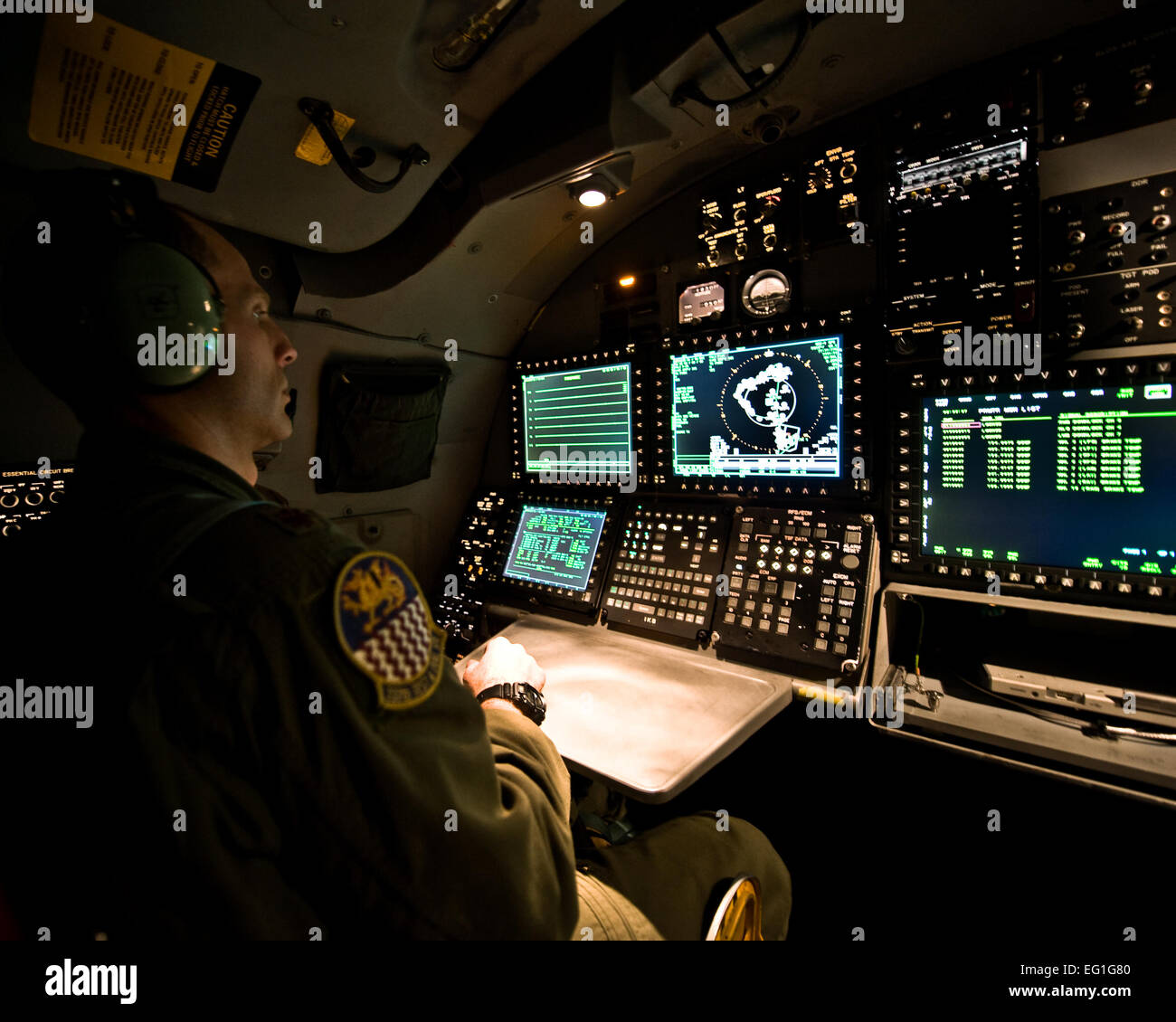 US Air Force major Shane Garner, 337th Test und Auswertung Geschwader, rundet einen Flug in die erste neu aktualisierten operativen B1-B Lancer 21. Januar 2014, Dyess Air Force Base, Texas. Die B-1 b Lancer wurde vor kurzem mit einer neuen integrierten Kampfstation aufgewertet. Die IBS ist eine Kombination aus drei verschiedenen Upgrades, darunter eine voll integrierte Data Link, eine vertikale Lagedarstellung-Upgrade und ein zentrales integriertes System-Upgrade. Das CITS Upgrade fügt eine neue Farb-Display in das Achtercockpit und ersetzt einen veralteten Computer, der überwacht kontinuierlich die Flugleistung.  Personal-Sg Stockfoto