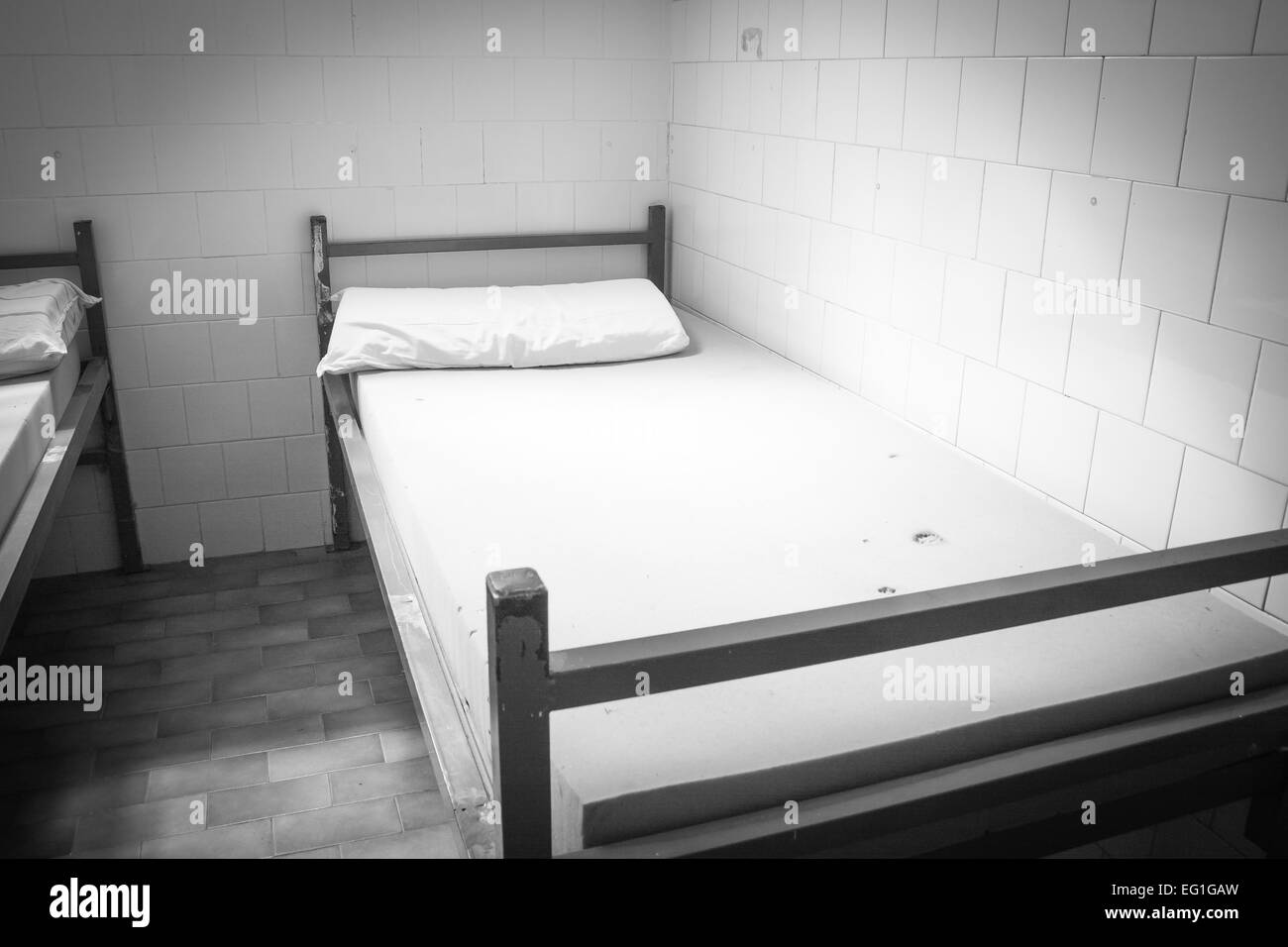 Alten psychiatrischen Krankenhaus. Altes Bett in Psychiatrie Stockfoto