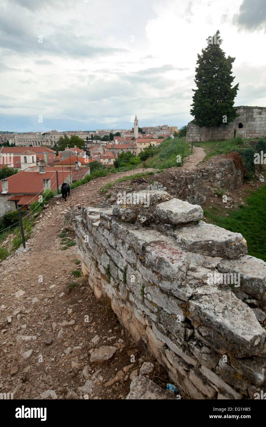 Ansicht über die Stadt Pula in Kroatien mit Kolosseum Stockfoto