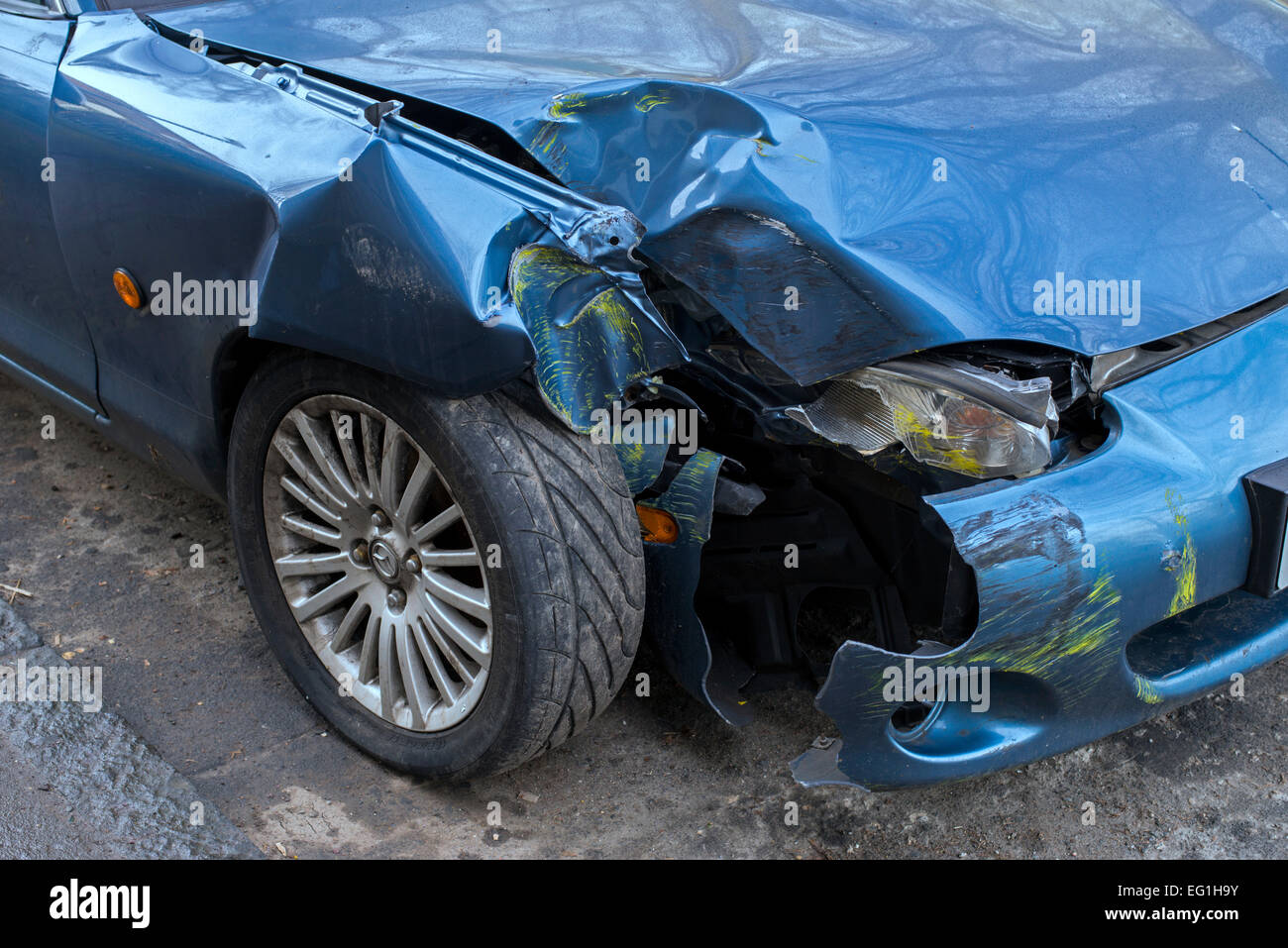 Beschädigten rechten Flügel eines Autos nach einem Verkehrsunfall. Stockfoto