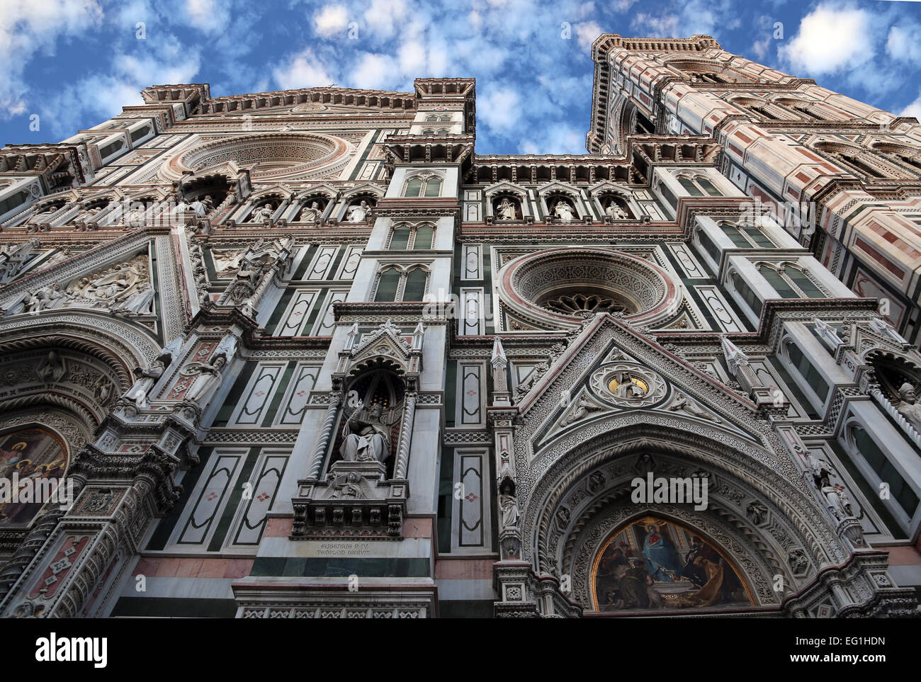 Blick auf Santa Maria del Fiore, Florenz, Italien, gegen blauen Himmel mit Wolken Stockfoto