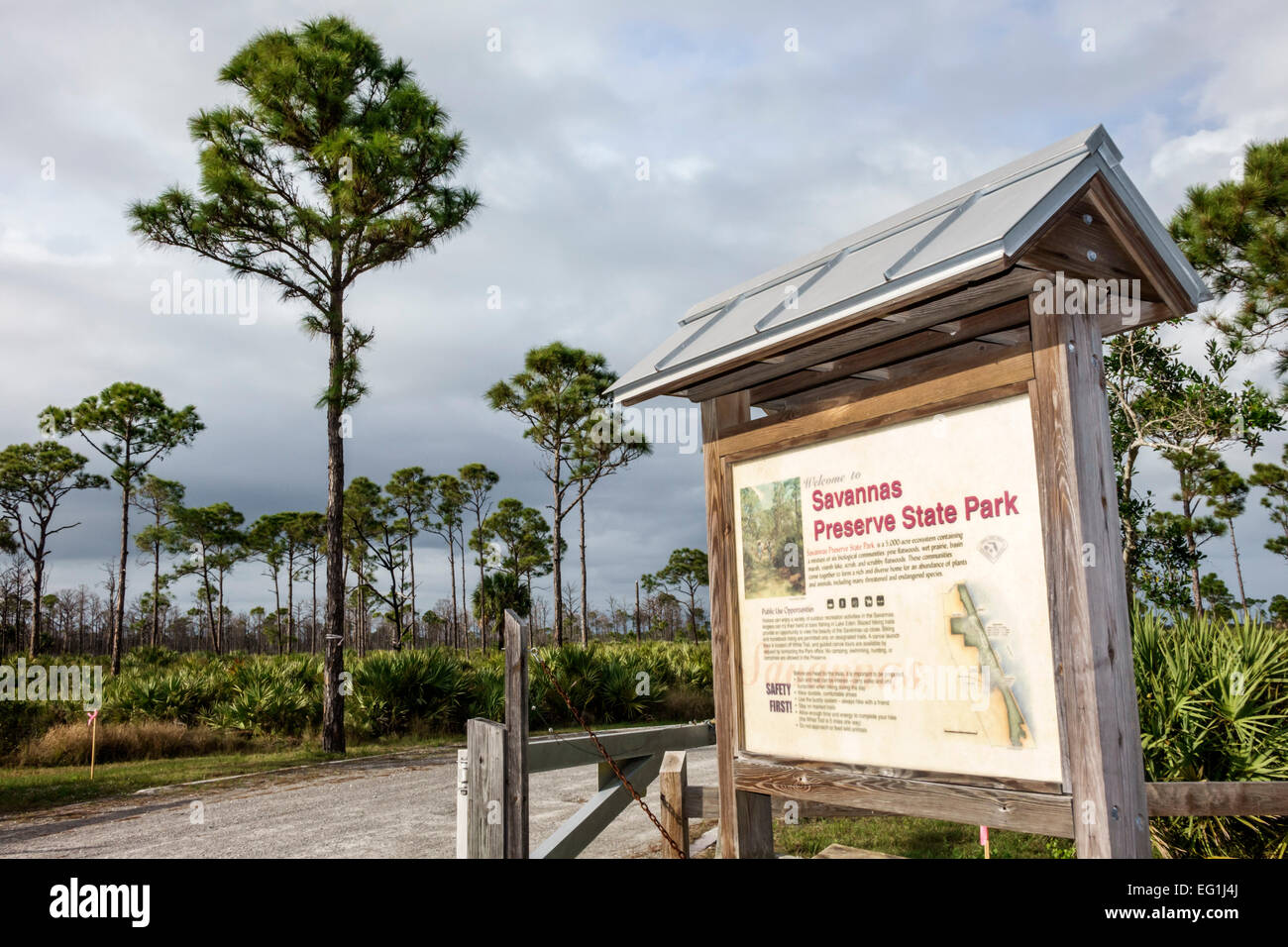 Florida Port Saint St. Lucie, Savannen Preserve State Park, Schild, Logo, Pinien, Sumpf-Sumpfgebiet, schroffige Flachwälder, nasse Prärie, atlantischer Scrub Ridge, Fr. Stockfoto