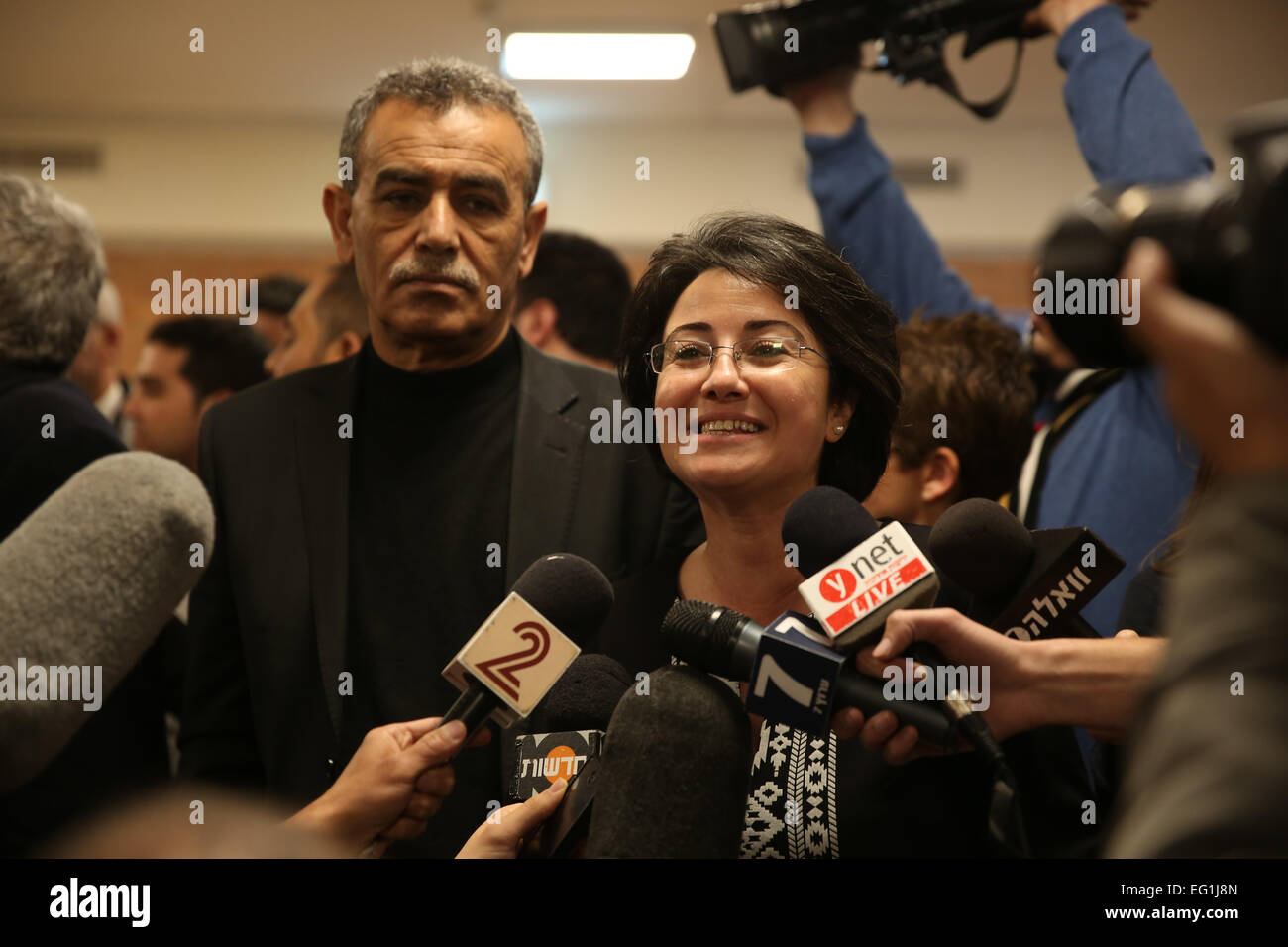 Jerusalem. 12. Februar 2015. Arabische israelische Gesetzgeber Hanin Zoabi (C) spricht vor der Presse nach einer Abstimmung ihr vom laufen für die Knesset-Wahlen bei den israelischen Wahlen Zentralkomitees in der Knesset (Parlament) in Jerusalem, am 12. Februar 2015 zu disqualifizieren. Die israelischen Wahlen ZK hat am Donnerstag die Gesetzgeber eine arabische und eine weit Rechte Aktivist aus laufen bei den bevorstehenden Wahlen durch ihre umstrittensten öffentlichen Äußerungen verbieten. © JINI/Xinhua/Alamy Live-Nachrichten Stockfoto