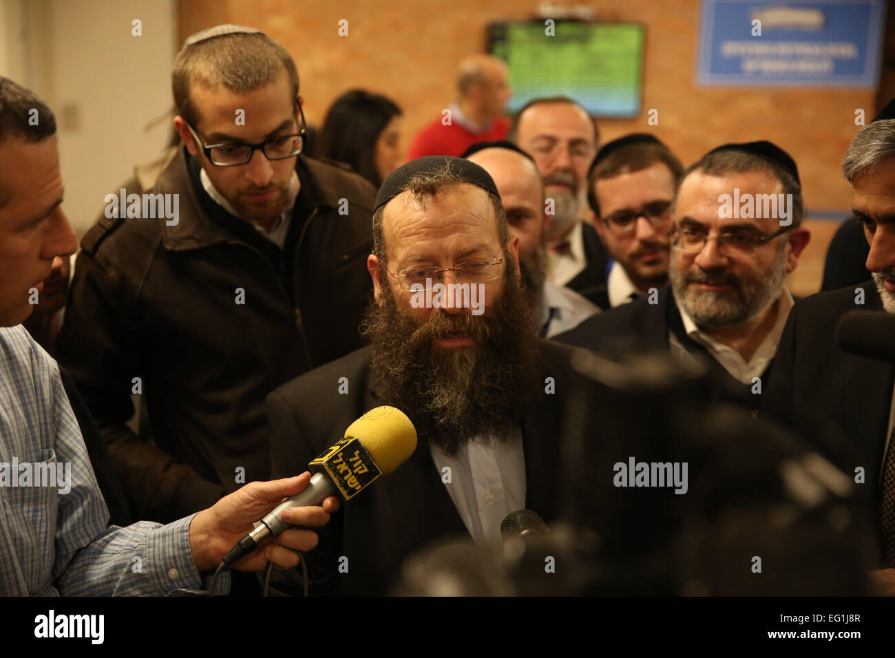 Jerusalem, israelischen Wahlen Zentralkomitees in der Knesset (Parlament) in Jerusalem. 12. Februar 2015. Baruch Marzel (C), ein weit rechten Aktivisten der verbotenen, rassistischen Kach Bewegung, spricht vor der Presse vor einer Diskussion auf den israelischen Wahlen Zentralkomitees in der Knesset (Parlament) in Jerusalem, am 12. Februar 2015. Die israelischen Wahlen ZK hat am Donnerstag die Gesetzgeber eine arabische und eine weit Rechte Aktivist aus laufen bei den bevorstehenden Wahlen durch ihre umstrittensten öffentlichen Äußerungen verbieten. © JINI/Xinhua/Alamy Live-Nachrichten Stockfoto