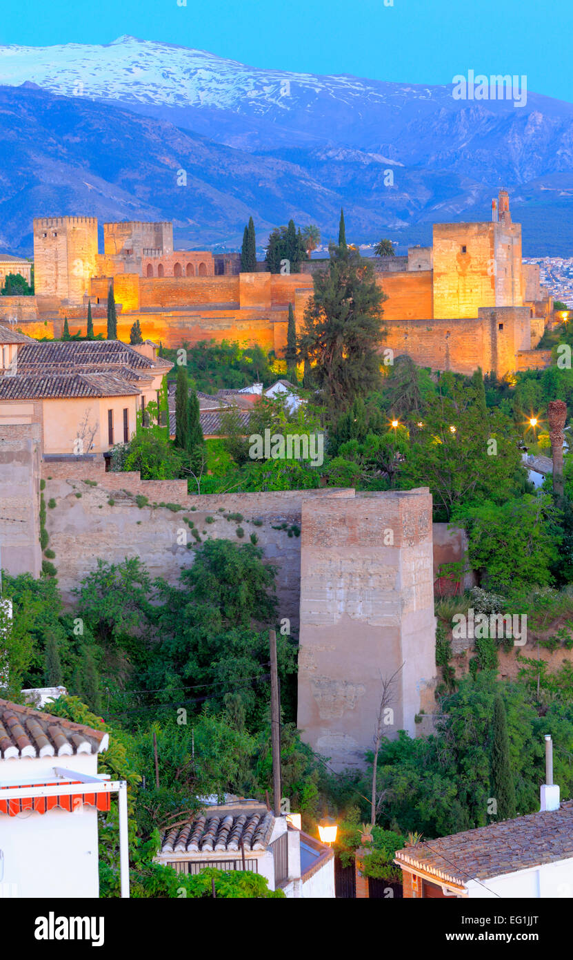 Alhambra und die Berge der Sierra Nevada, Granada, Andalusien, Spanien Stockfoto