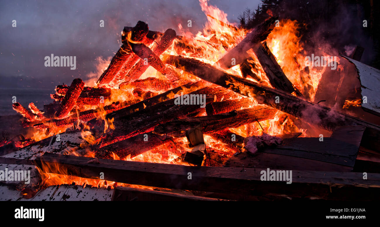 Struktur, glühend heiß, wie Hölzer durch Flammen zerstört werden. Stockfoto